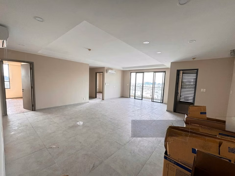 Almost empty 3 bedroom 3 bathroom apartment at Gold View. Move in right away in August. Super new house exactly as pictured