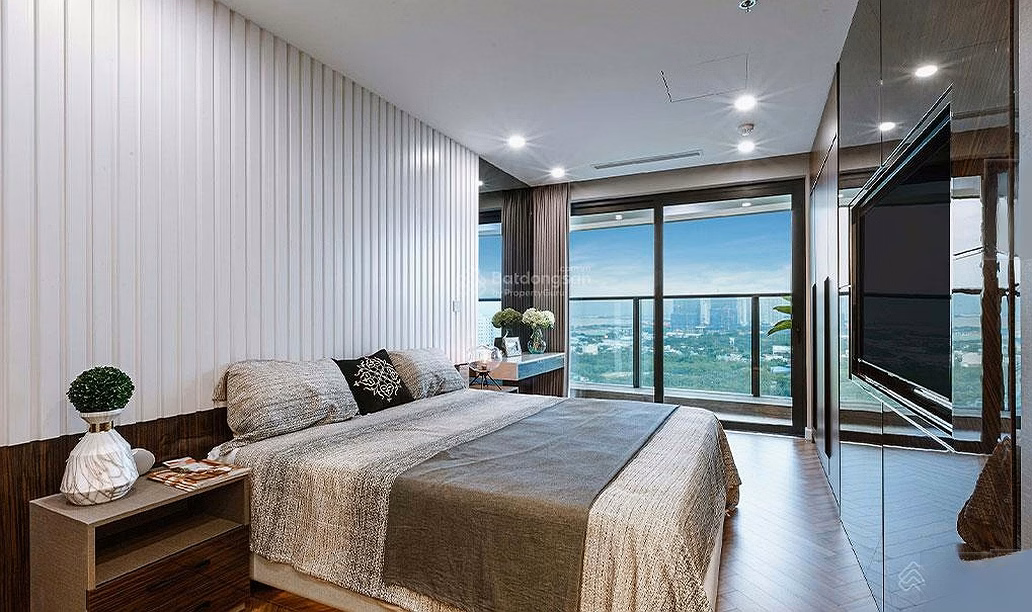 3 bedroom corner apartment with 4 large super vip balconies at Noble Crystal Riverside
