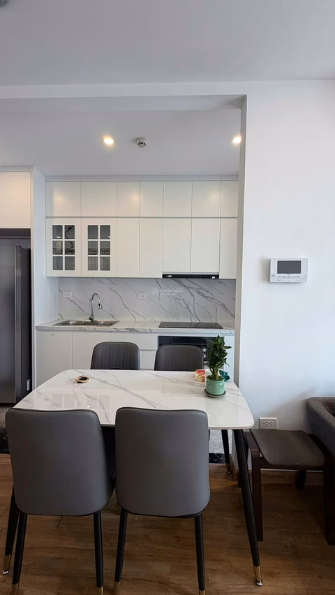Management Board rents apartment CT8.2, 3 bedrooms, nice furniture, price 18 million/month, with car slot. Contact: 0838 452 ***