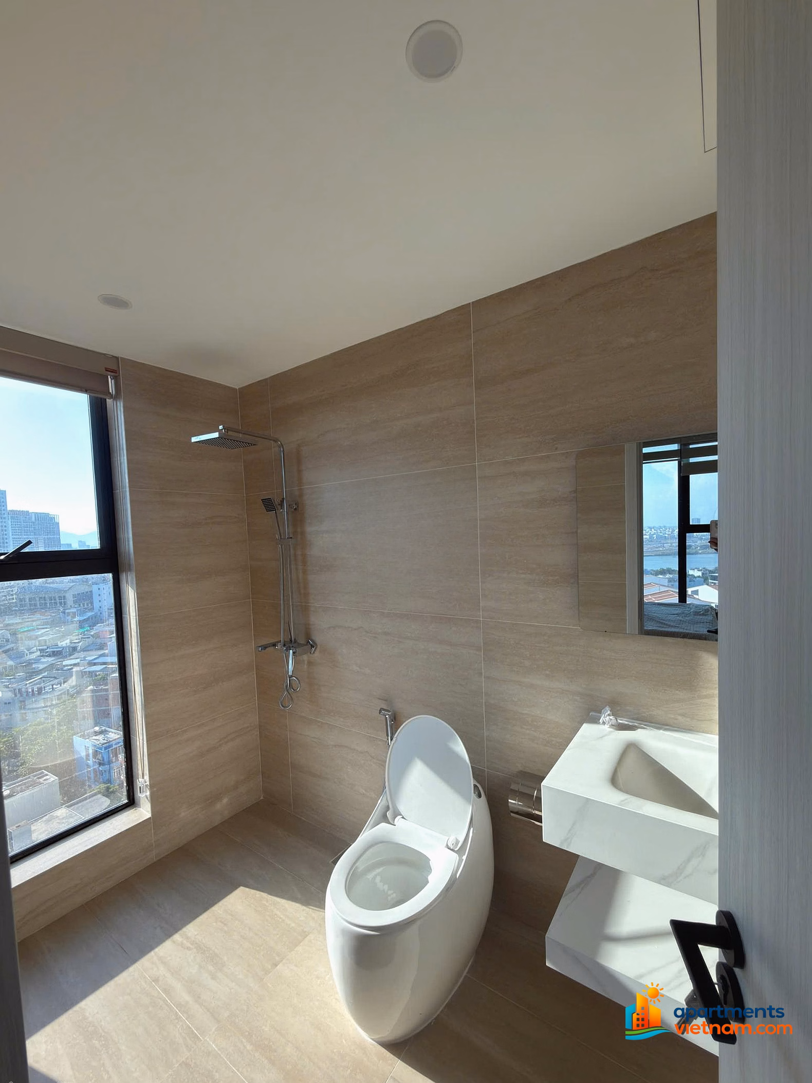The owner rents a 2-bedroom apartment on the middle floor of Panoma 1 building - River and sea view - Sun Cosmo Da Nang