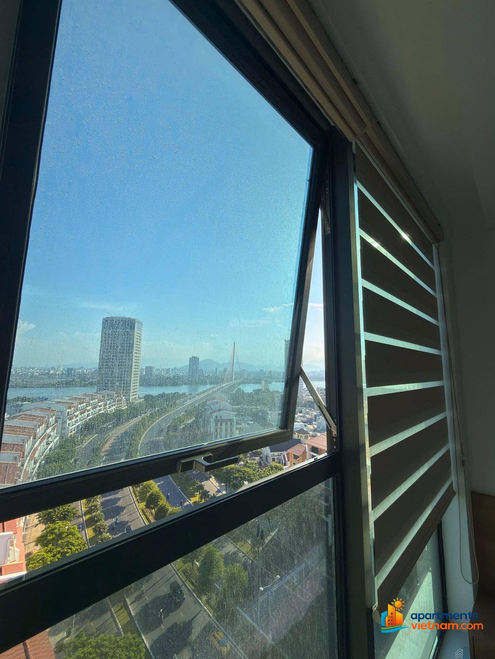 The owner rents a 2-bedroom apartment on the middle floor of Panoma 1 building - River and sea view - Sun Cosmo Da Nang