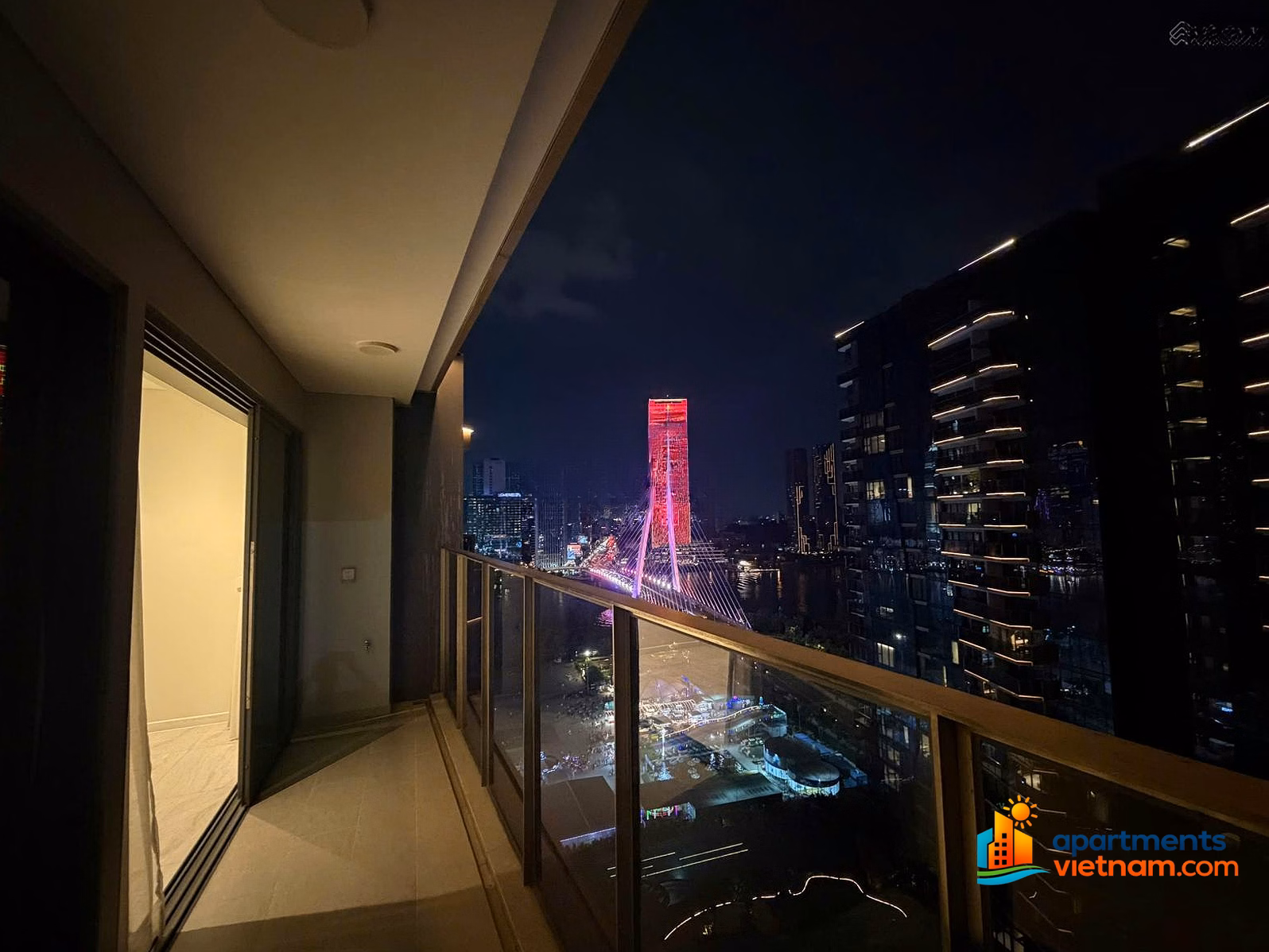 The Opera is a 2-bedroom corner apartment on a high floor with a view of fireworks - Ba Son Bridge