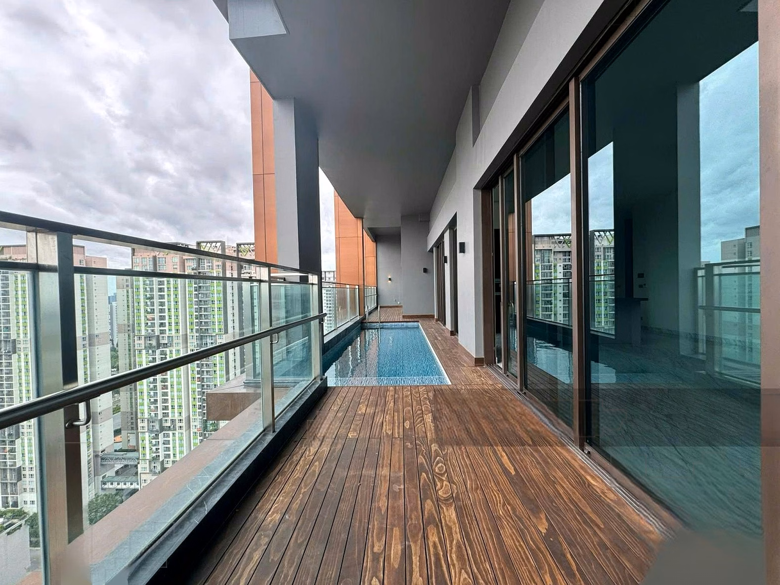 Duc Duy DEFINE sells a beauty queen apartment with 4 bedrooms - 6 bathrooms, 325m2, private pool, standard layout
