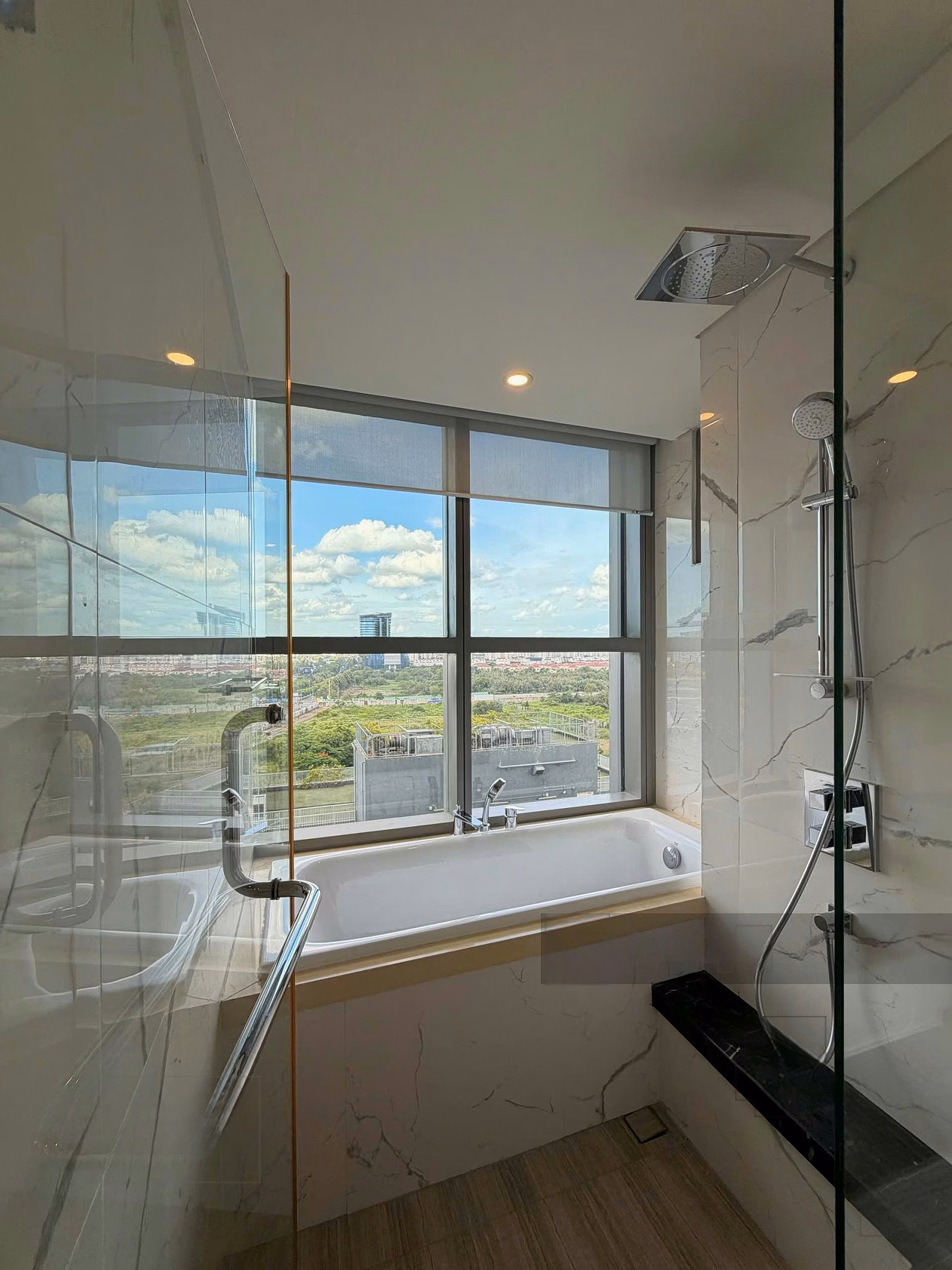 3 bedroom apartment available, area 149m2, 100% new furniture. View of fireworks at home