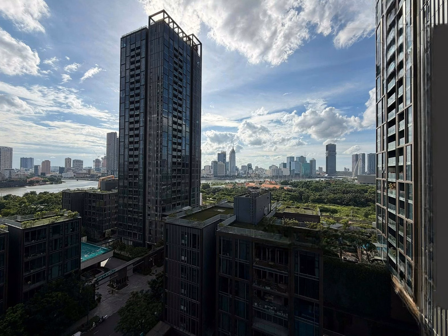 3 bedroom apartment available, area 149m2, 100% new furniture. View of fireworks at home