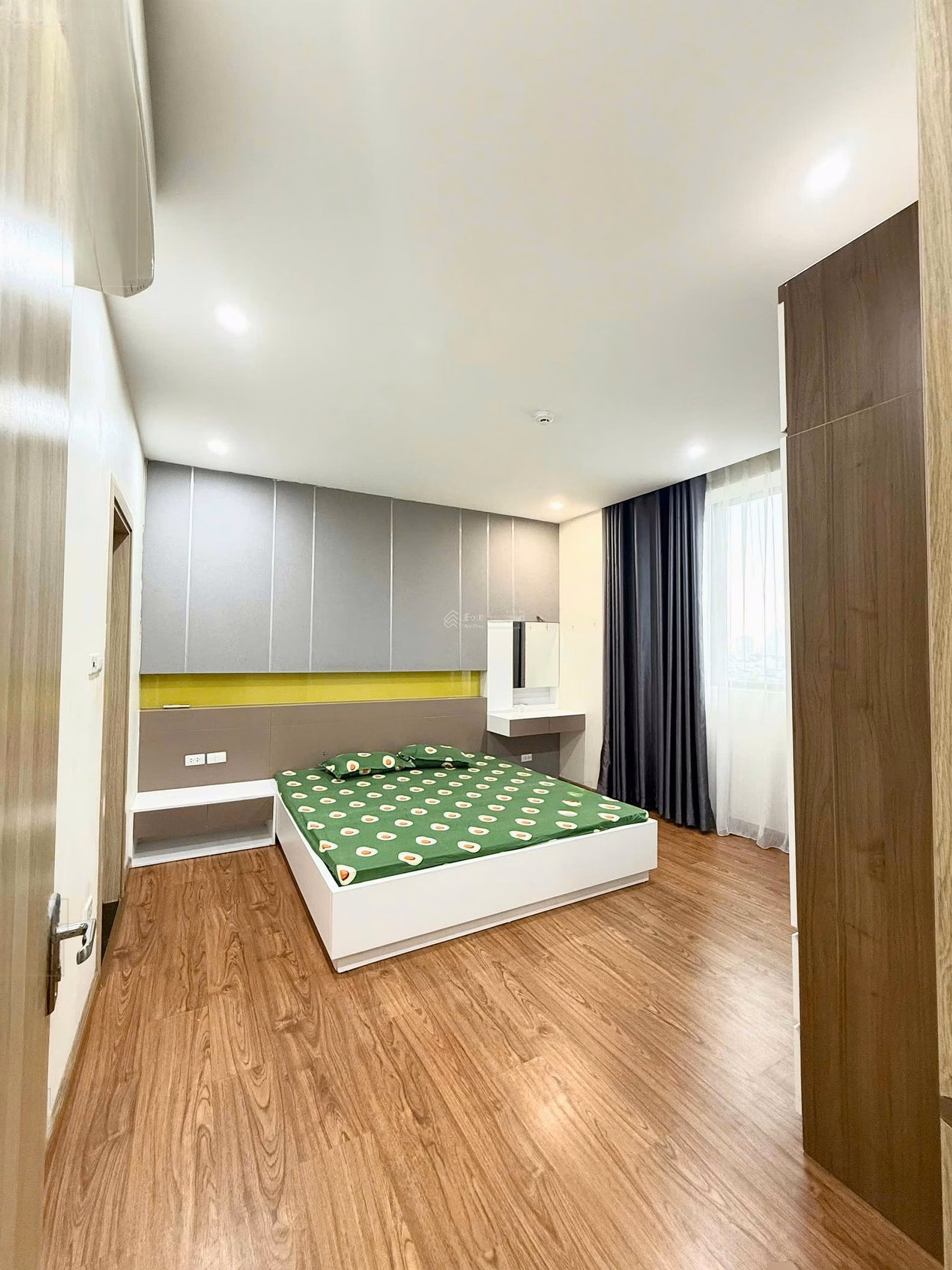 The owner is looking for a long-term tenant for a 4-bedroom, 2-WC apartment with an area of ​​138m² in Ngoai Giao Doan apartment complex