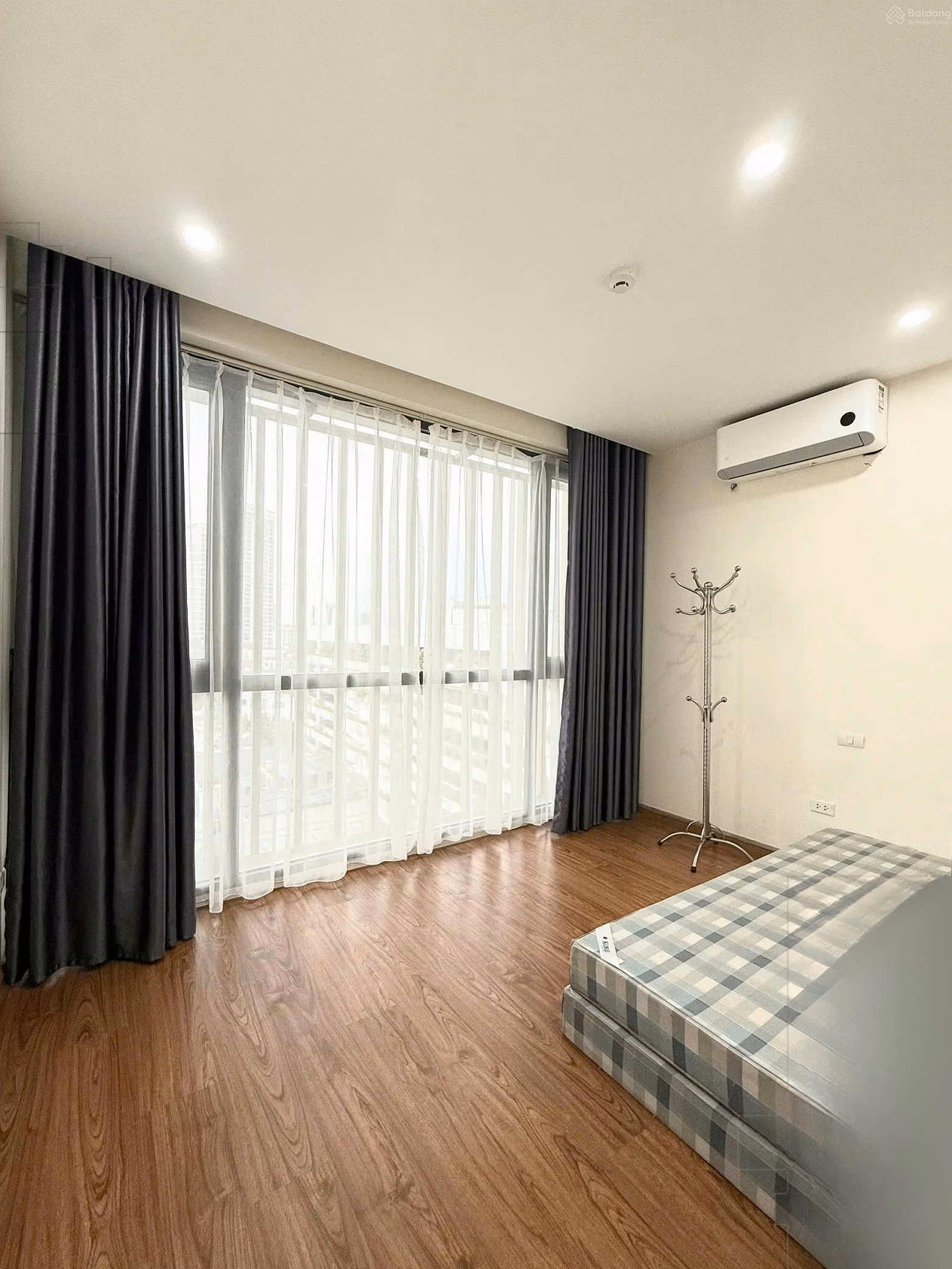 The owner is looking for a long-term tenant for a 4-bedroom, 2-WC apartment with an area of ​​138m² in Ngoai Giao Doan apartment complex
