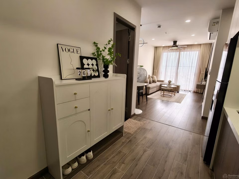 The owner rents out FPT Plaza apartment 3, 2 bedrooms, fully furnished, just bring your suitcase to move in