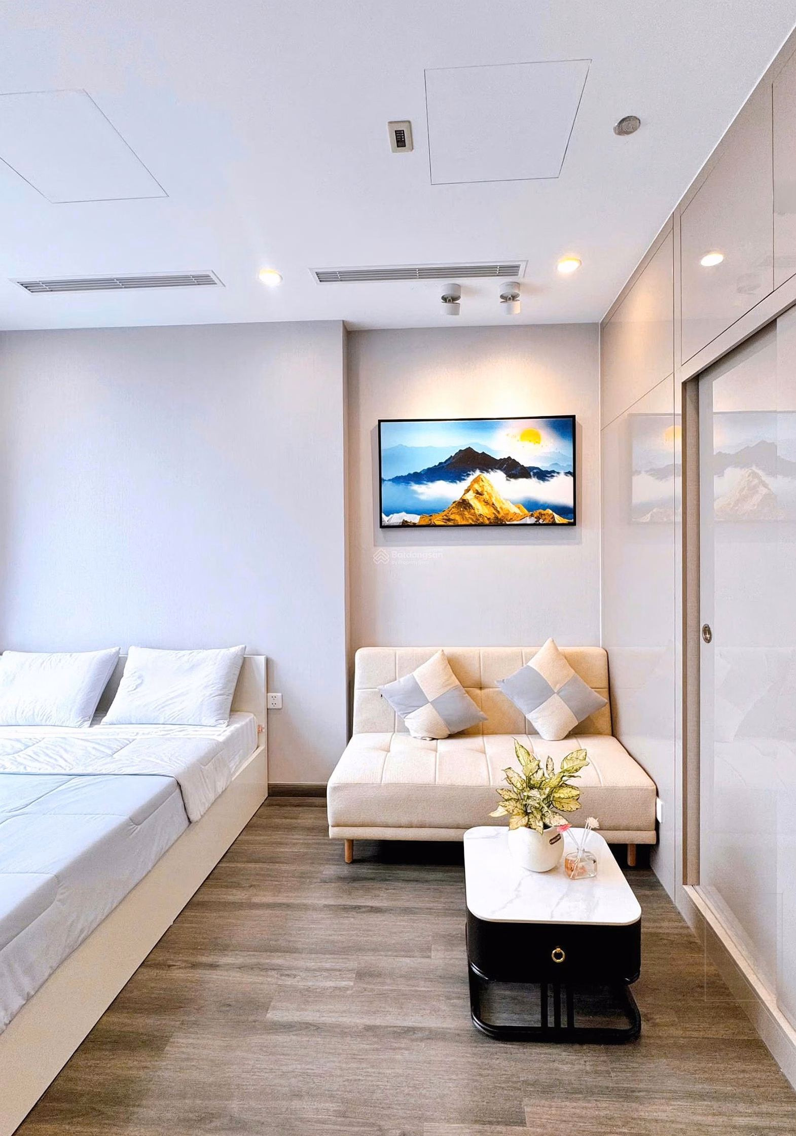 Tonkin 1 studio - 28.6m2, 2.3 billion, owner needs to sell urgently Vinhomes Smart City cheapest on the market