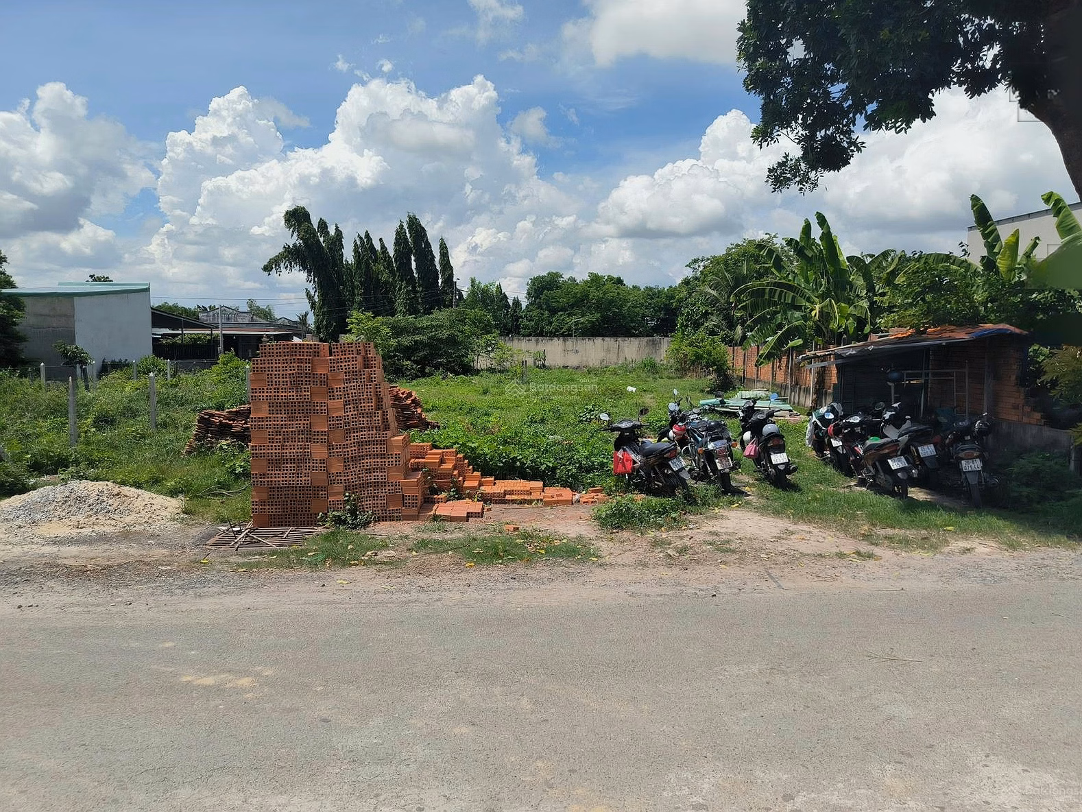 Beautiful land plot looking for a new owner - 795m2 with two asphalt road frontages, 15-200m from the city - Price only 10 million/m2