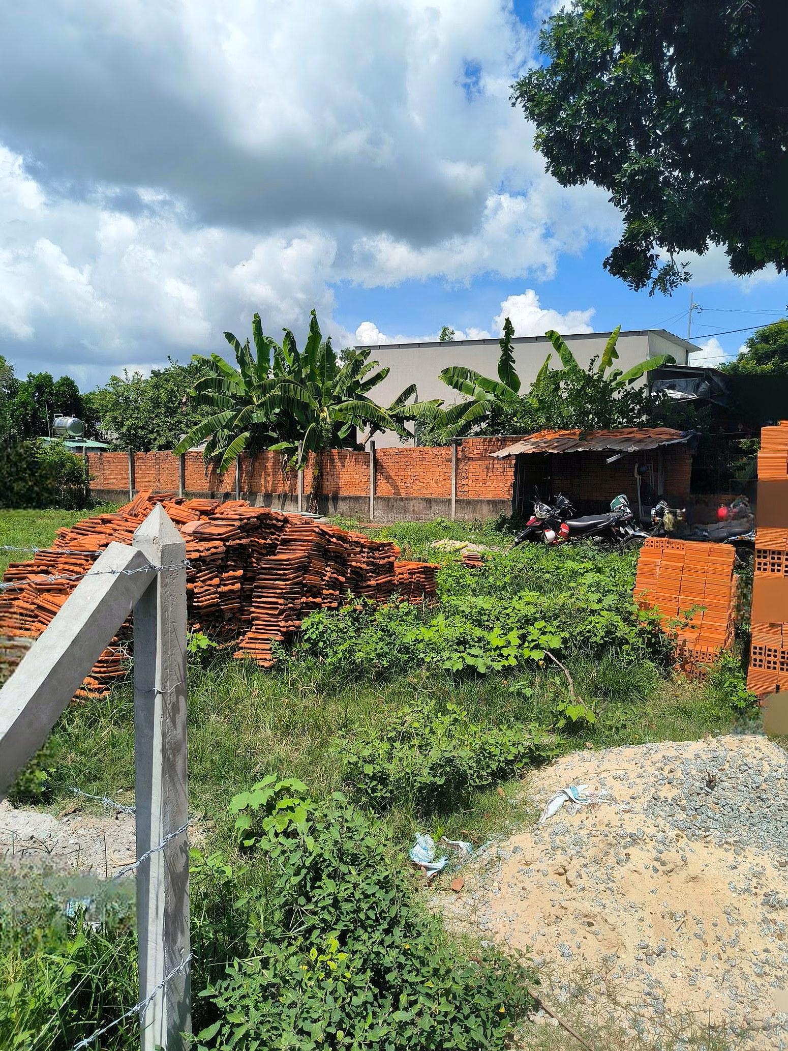 Beautiful land plot looking for a new owner - 795m2 with two asphalt road frontages, 15-200m from the city - Price only 10 million/m2