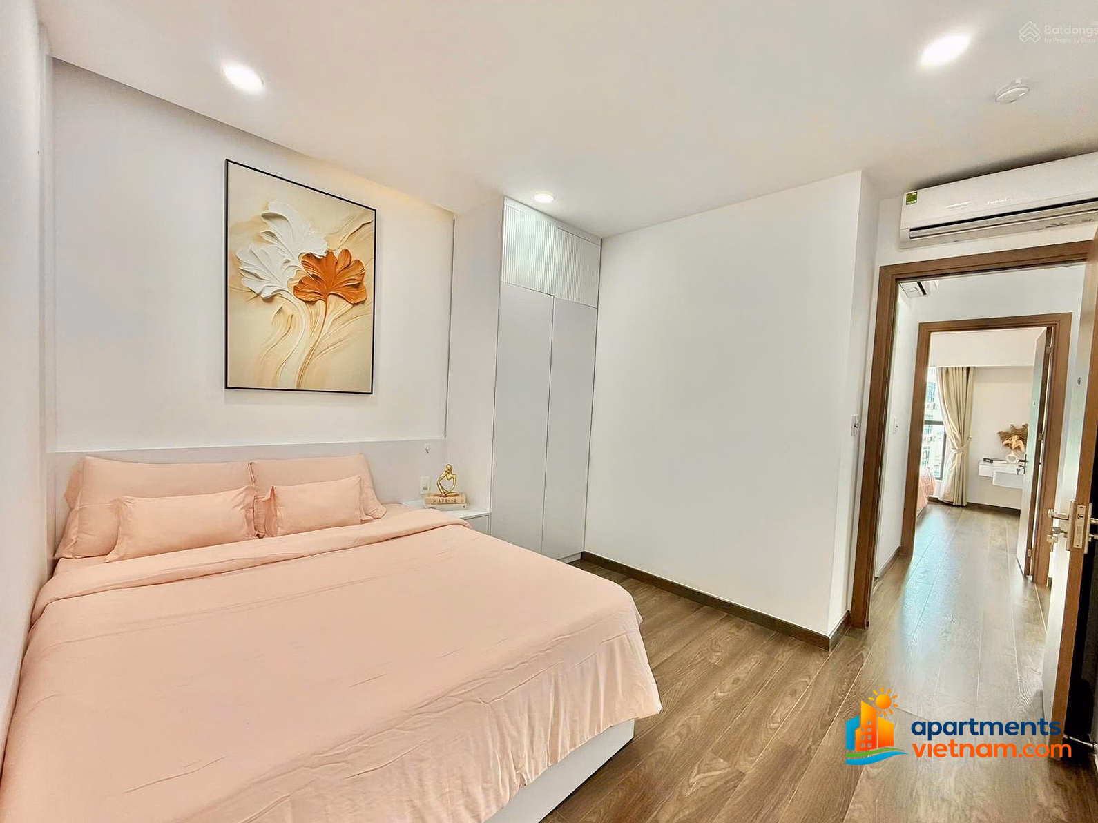 Kieu Trinh - 606 Selling beautifully furnished apartment in OC3 building - Beautiful synchronized lobby - Good price