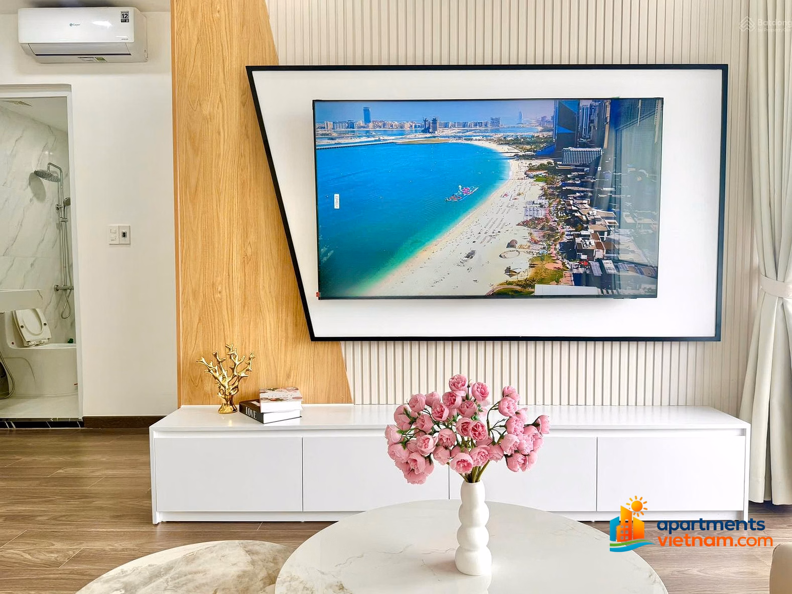 Kieu Trinh - 606 Selling beautifully furnished apartment in OC3 building - Beautiful synchronized lobby - Good price