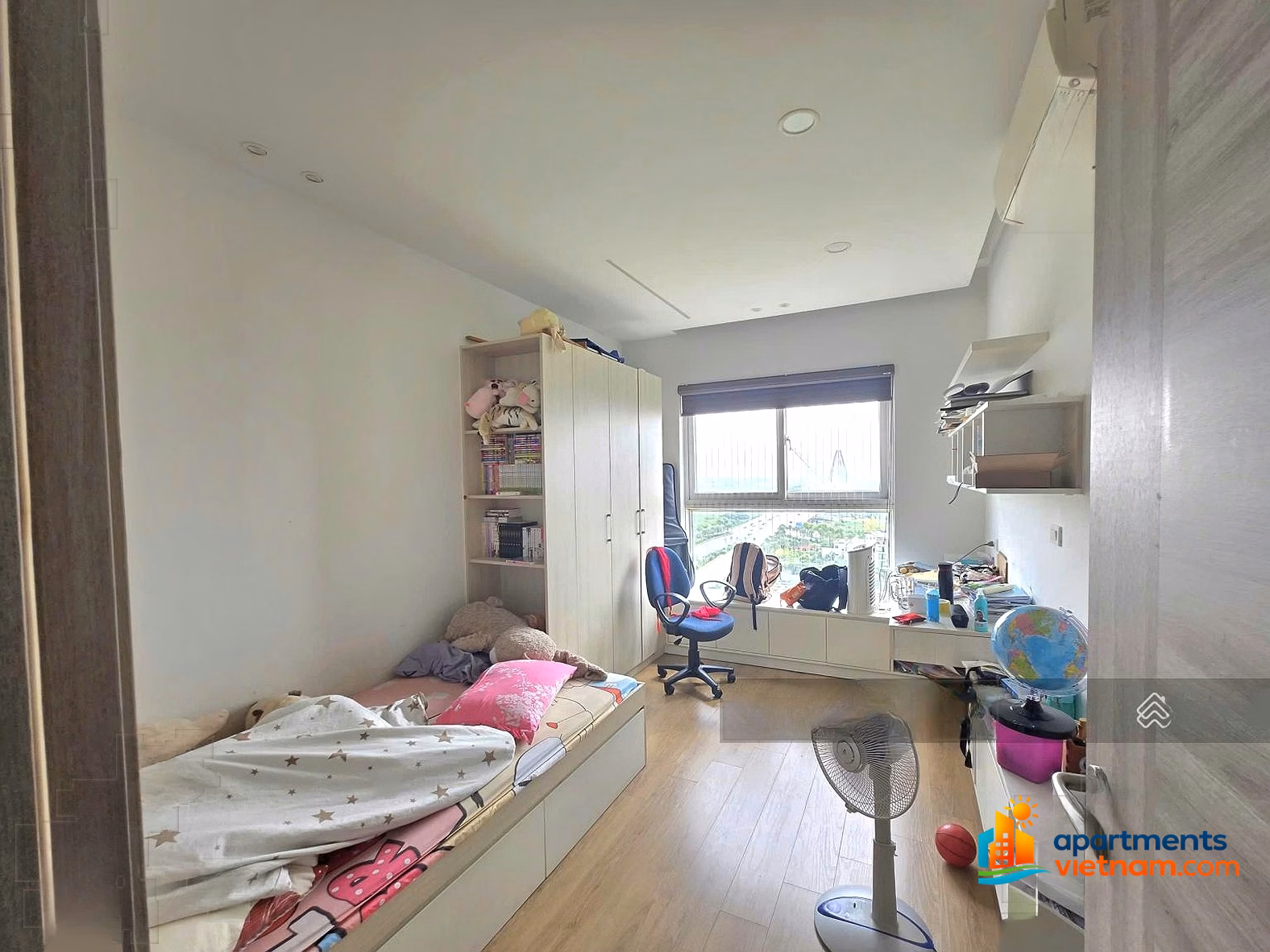 Apartment for rent in Vuon Dao apartment building, 126m2, corner lot, middle floor, Nhat Tan bridge view, 20 million/month