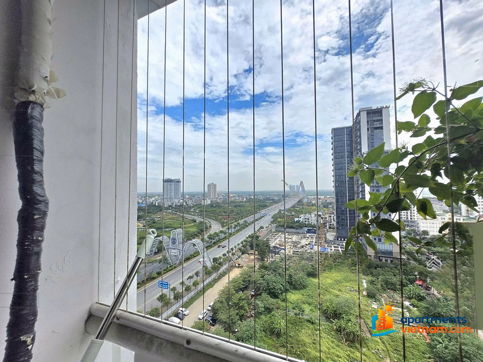 Apartment for rent in Vuon Dao apartment building, 126m2, corner lot, middle floor, Nhat Tan bridge view, 20 million/month