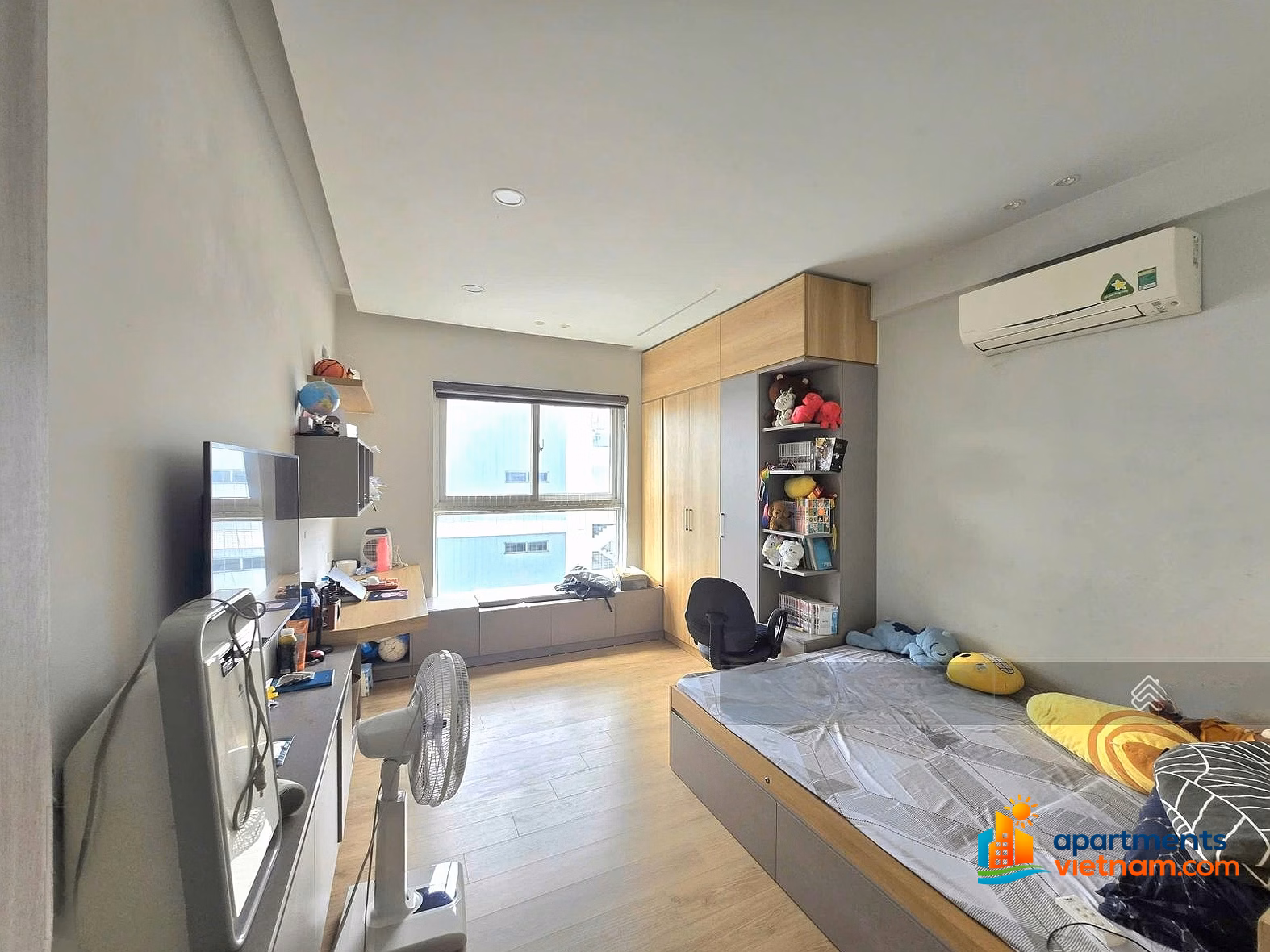 Apartment for rent in Vuon Dao apartment building, 126m2, corner lot, middle floor, Nhat Tan bridge view, 20 million/month