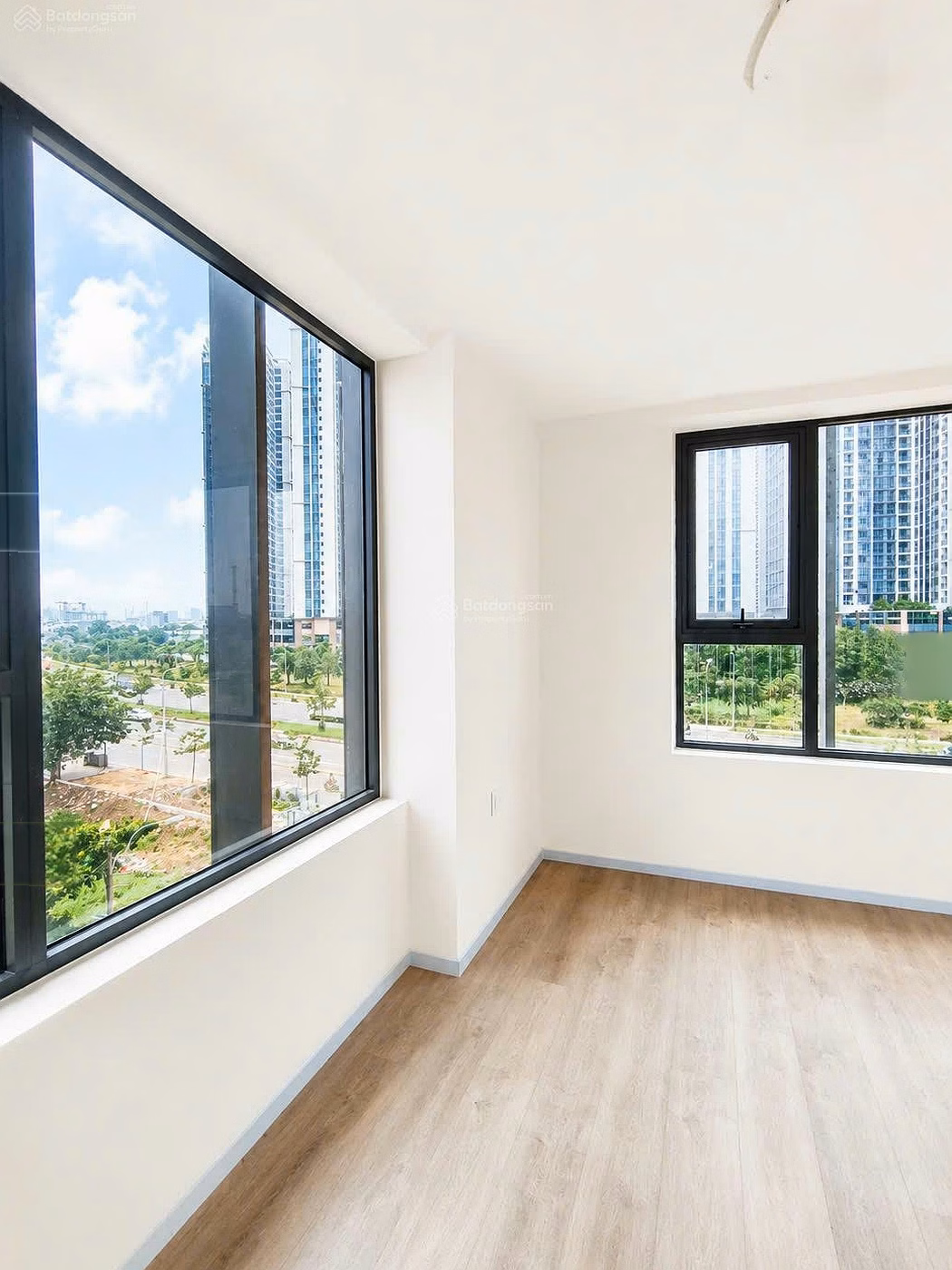 Large glass space of 1 commercial service apartment of 50.29m2 with large windows at Ascent Lakeside District 7