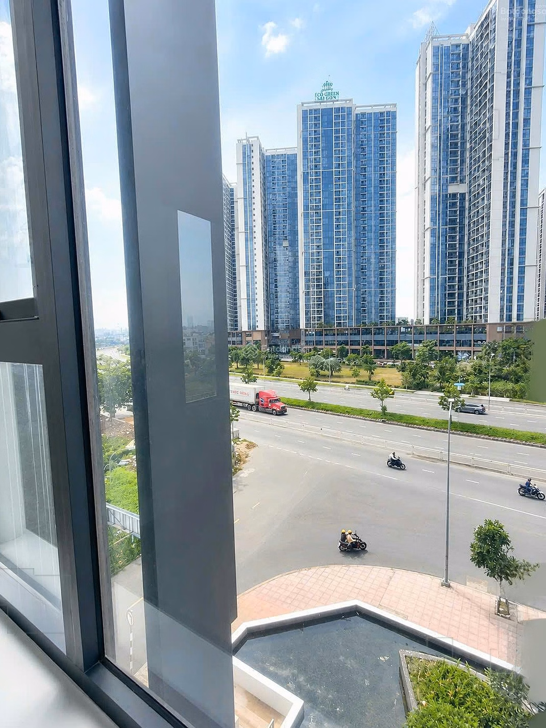 Large glass space of 1 commercial service apartment of 50.29m2 with large windows at Ascent Lakeside District 7