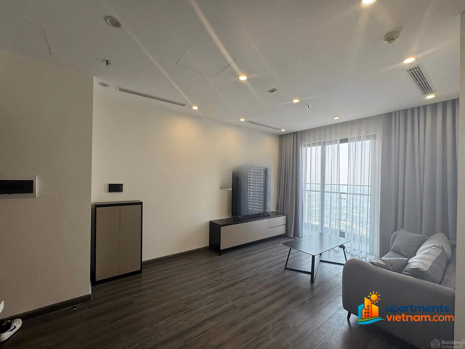 My owner leases a 2-bedroom apartment + Tonkin 1 building for long-term, full of high-end furniture, with invoice.