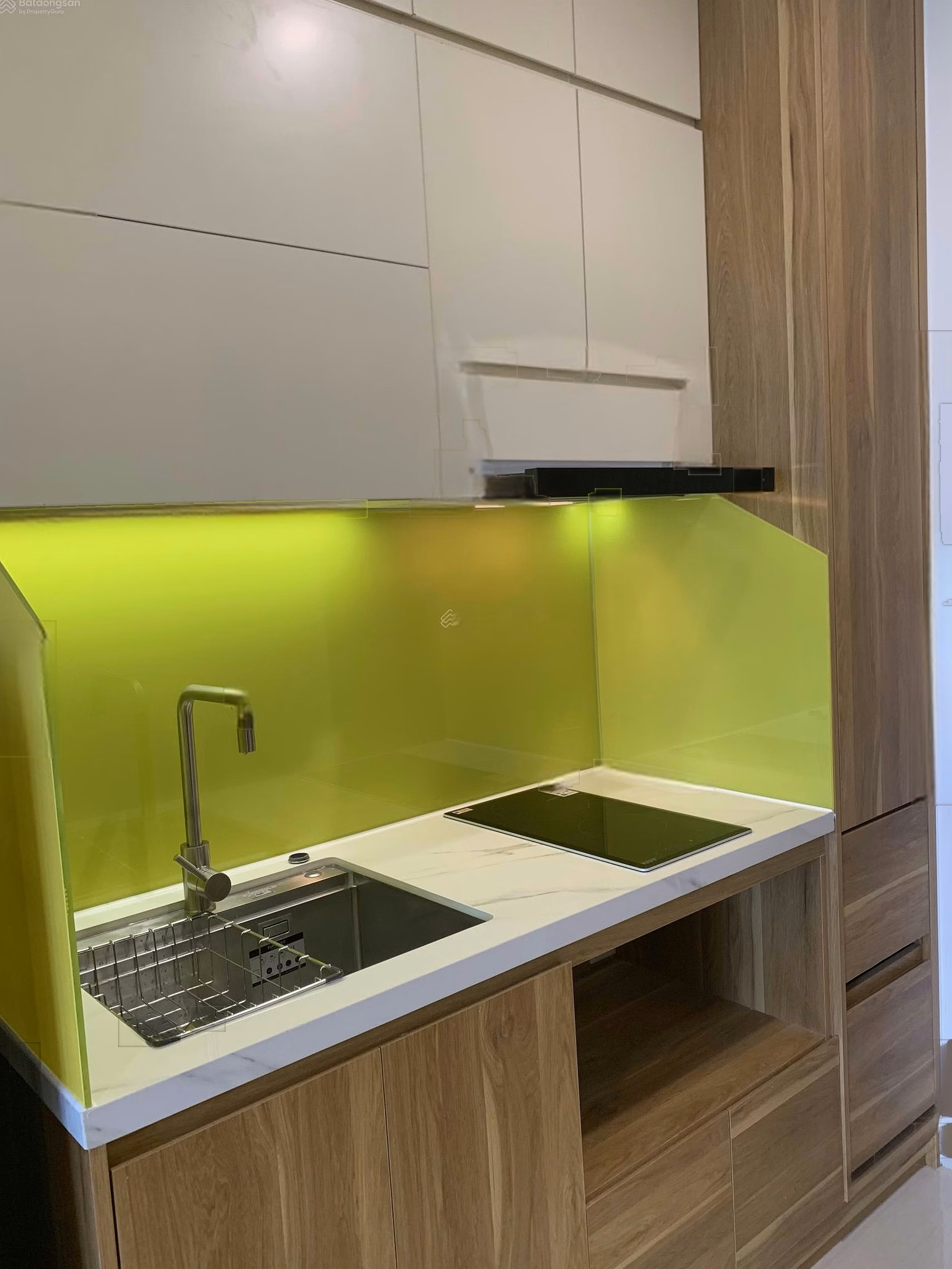 The owner rents a Studio apartment with full furniture and electronic equipment