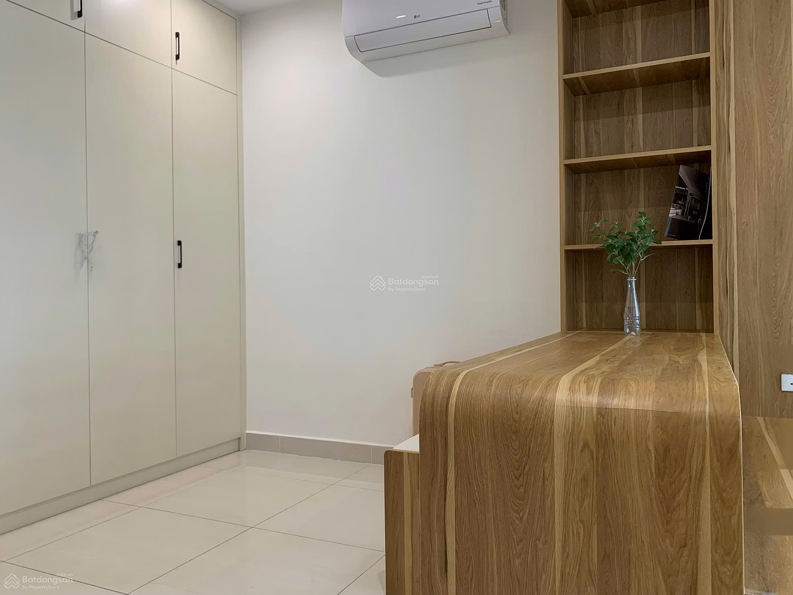 The owner rents a Studio apartment with full furniture and electronic equipment