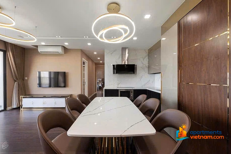 The owner rents a 3-bedroom corner apartment in Vinhomes D'Capitale