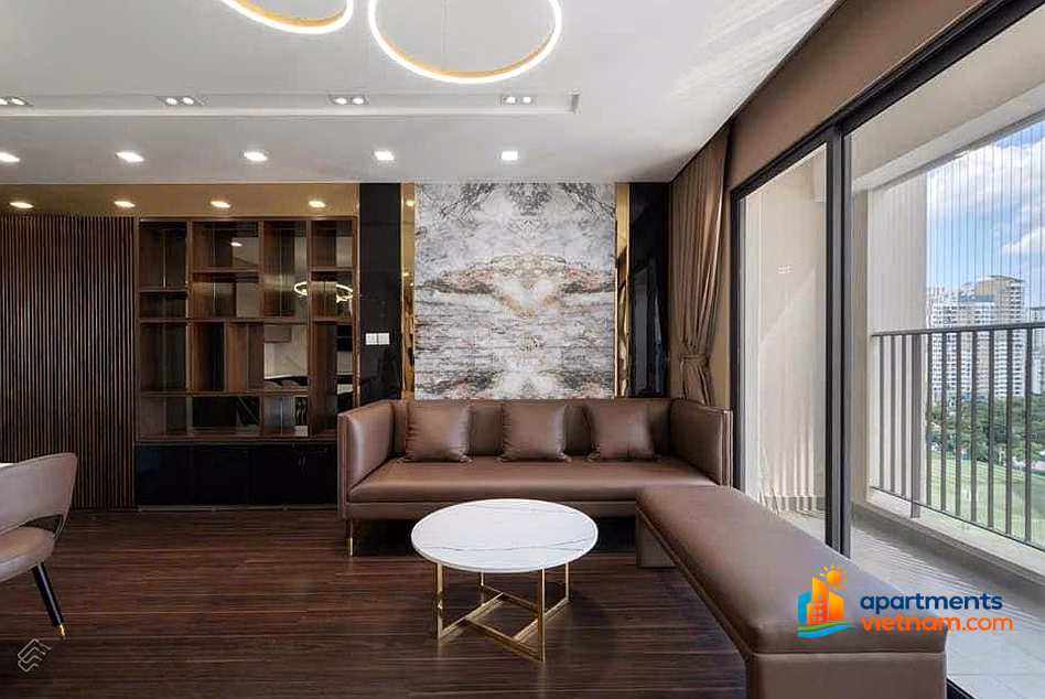 The owner rents a 3-bedroom corner apartment in Vinhomes D'Capitale