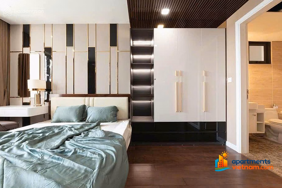 The owner rents a 3-bedroom corner apartment in Vinhomes D'Capitale