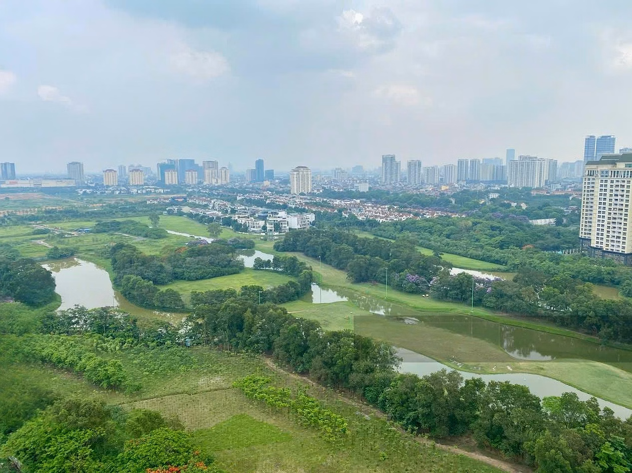Need to sell quickly apartment with golf course view at building L5 Ciputra Hanoi. Contact 0972 362 ***