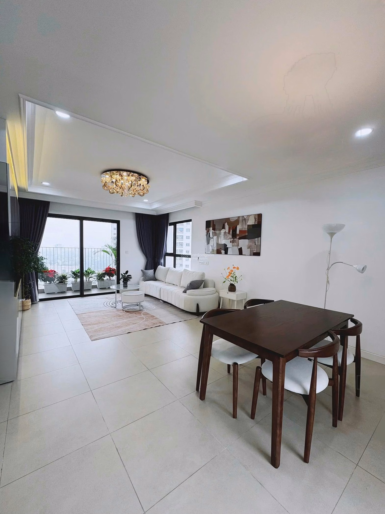 The owner is very willing to sell a corner apartment with 3 bedrooms, 2 bathrooms, high floor, beautiful West Lake view Kosmo Tay Ho
