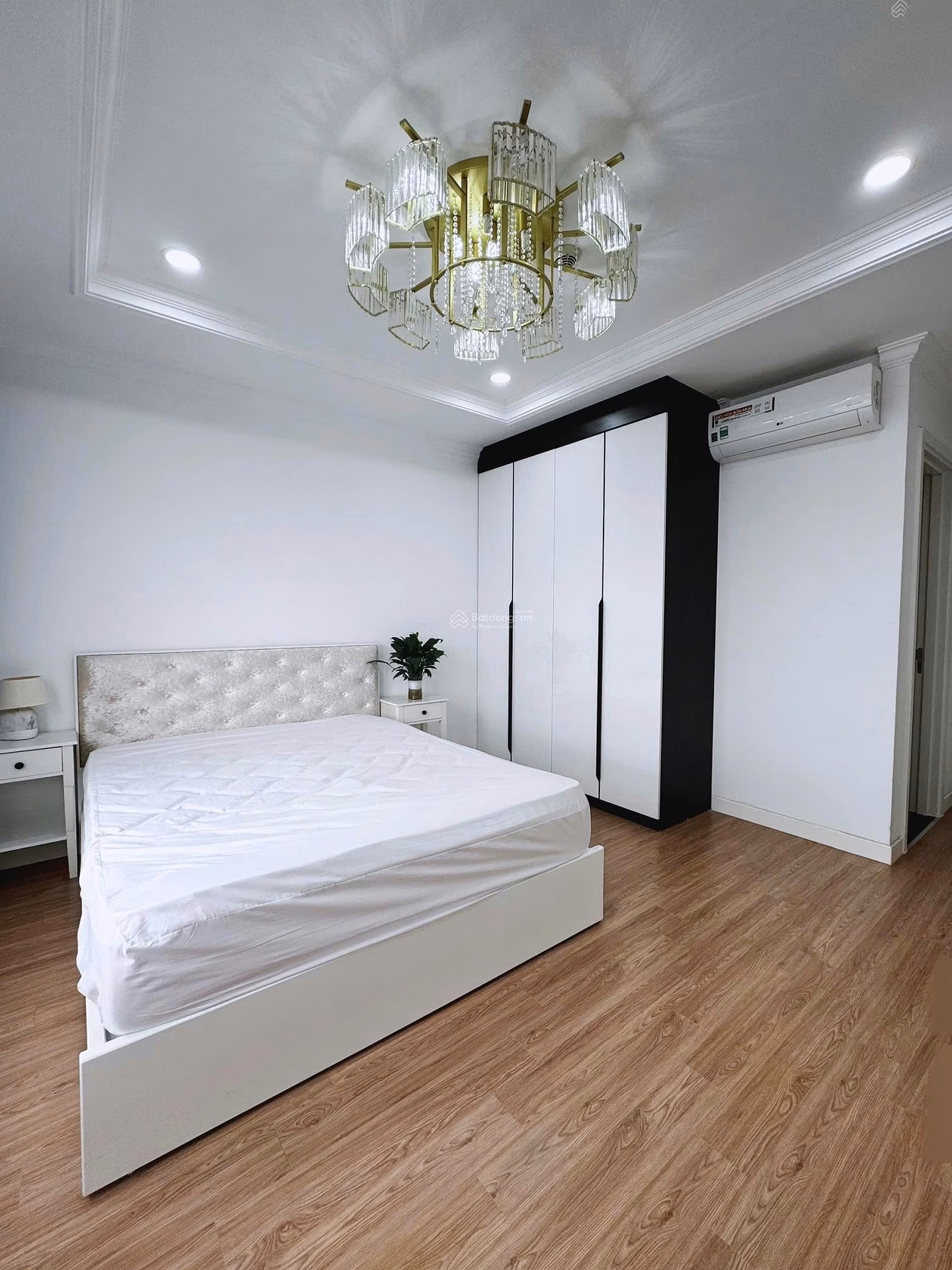 The owner is very willing to sell a corner apartment with 3 bedrooms, 2 bathrooms, high floor, beautiful West Lake view Kosmo Tay Ho