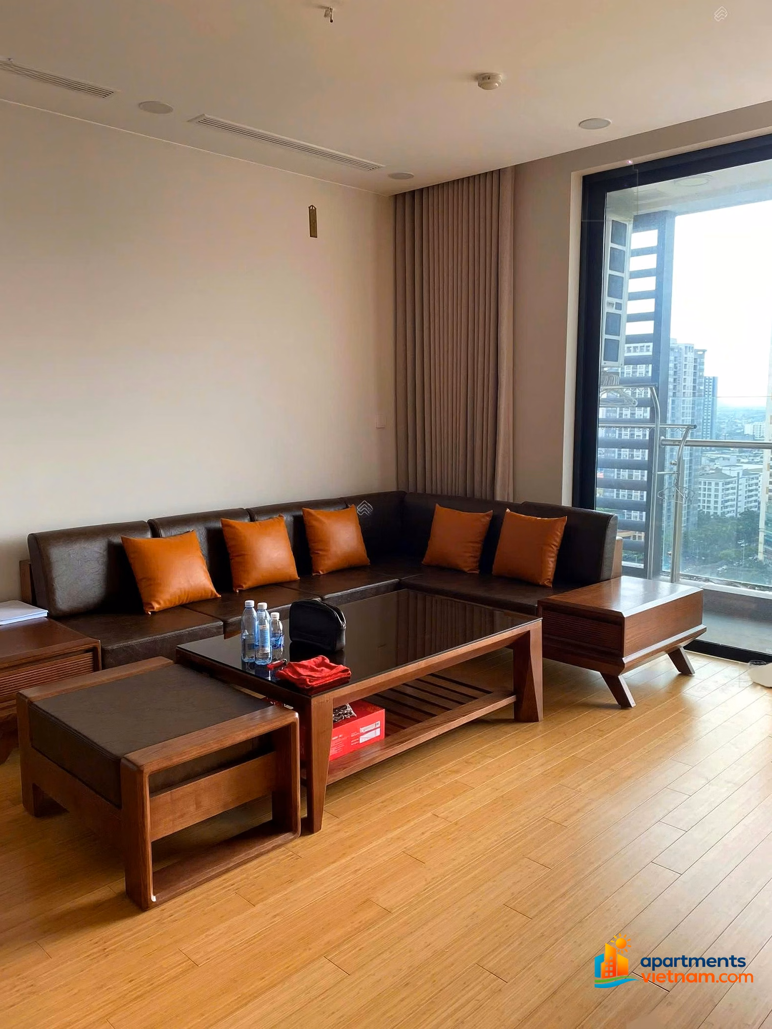 The owner rents a corner apartment of 120m2, 20th floor, facing Southeast, beautiful full view, price 22 million/month.