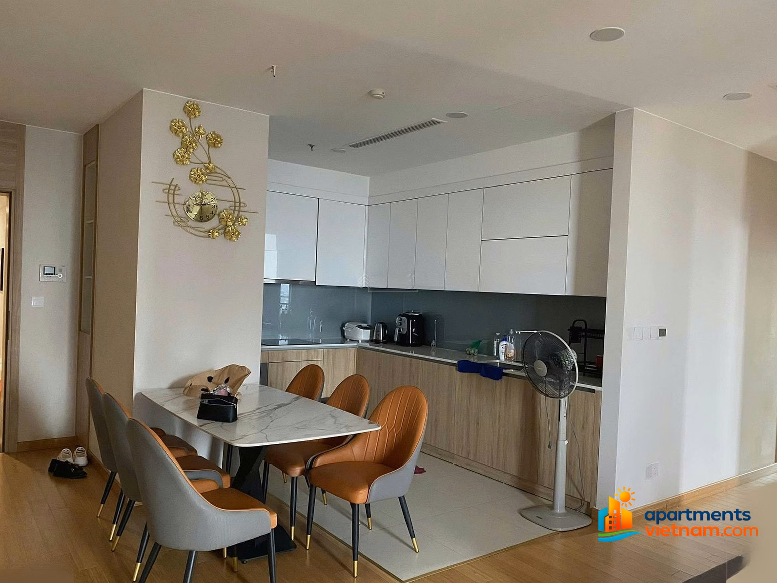 The owner rents a corner apartment of 120m2, 20th floor, facing Southeast, beautiful full view, price 22 million/month