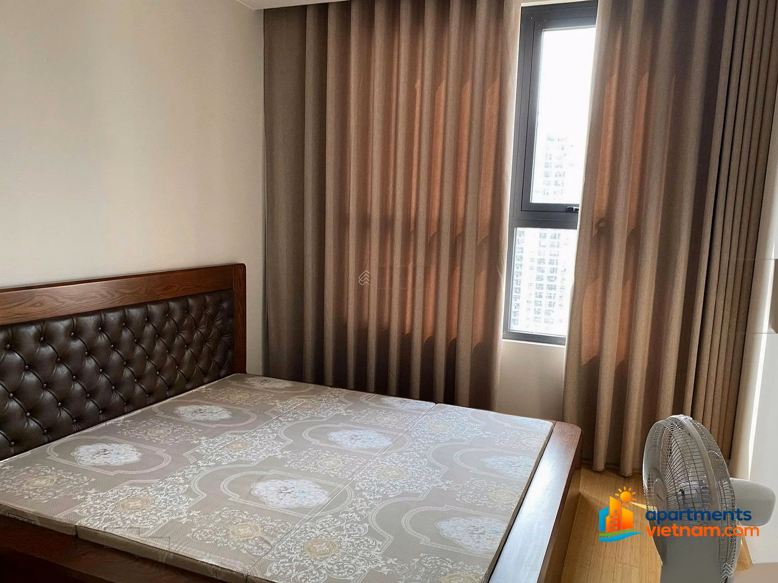 The owner rents a corner apartment of 120m2, 20th floor, facing Southeast, beautiful full view, price 22 million/month