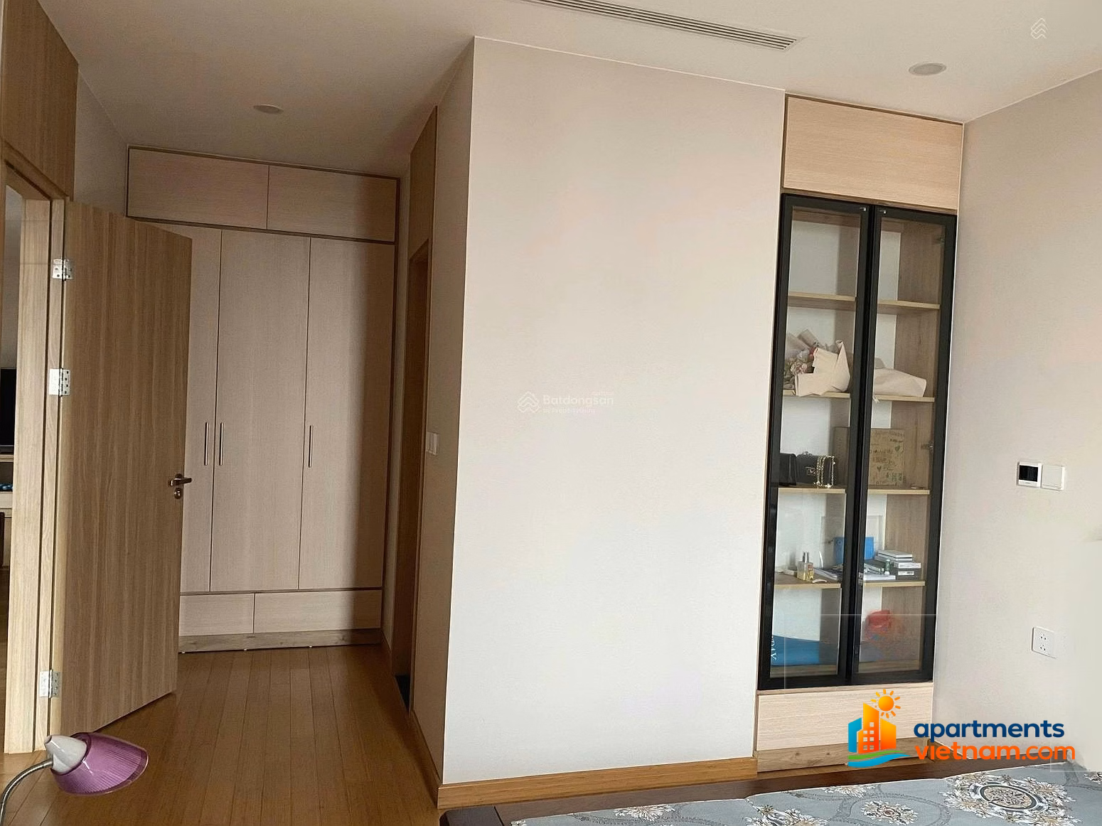 The owner rents a corner apartment of 120m2, 20th floor, facing Southeast, beautiful full view, price 22 million/month