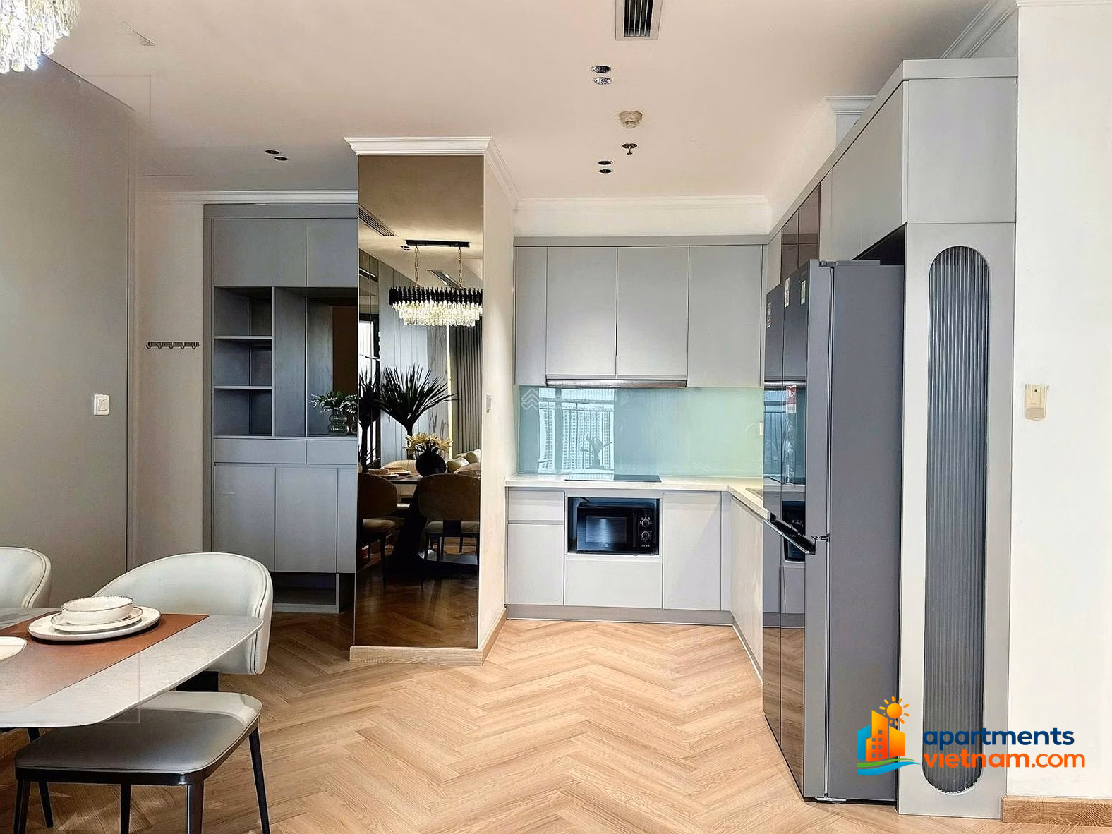 Owner for rent at Vinhomes Nguyen Chi Thanh apartment complex 86m2, 20th floor, facing Southeast, beautiful NT