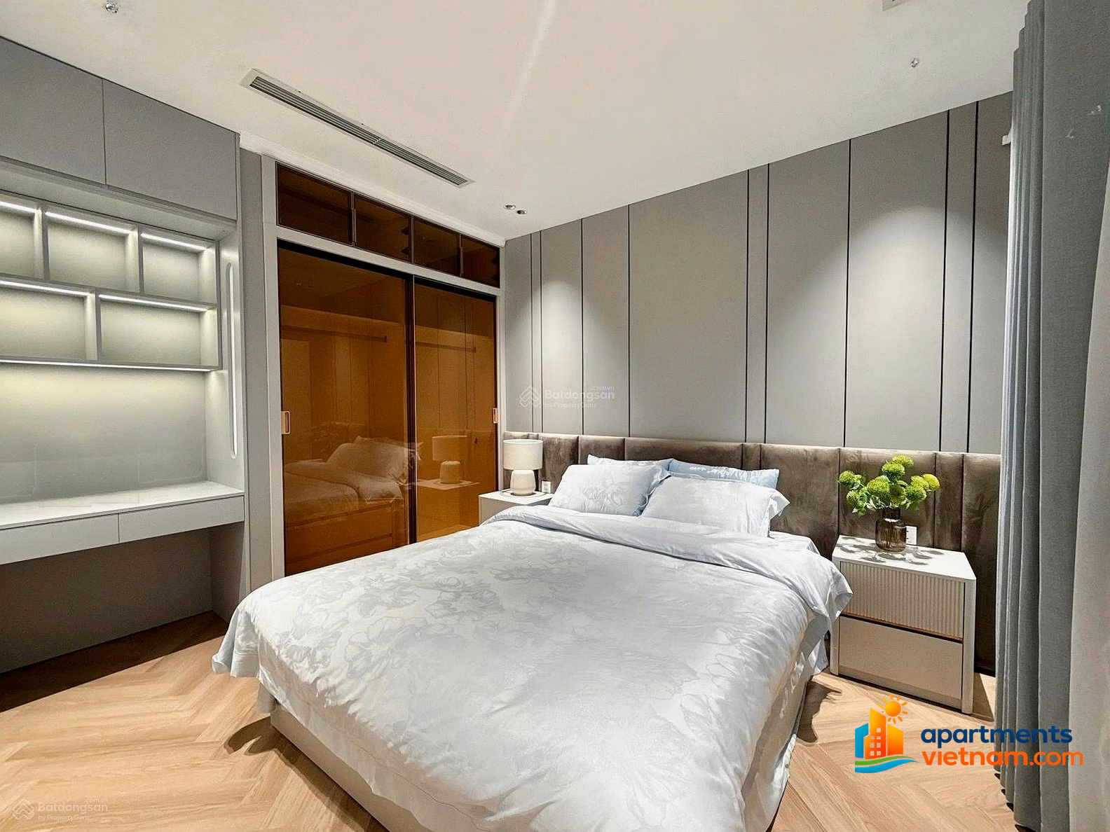 Owner for rent at Vinhomes Nguyen Chi Thanh apartment complex 86m2, 20th floor, facing Southeast, beautiful NT