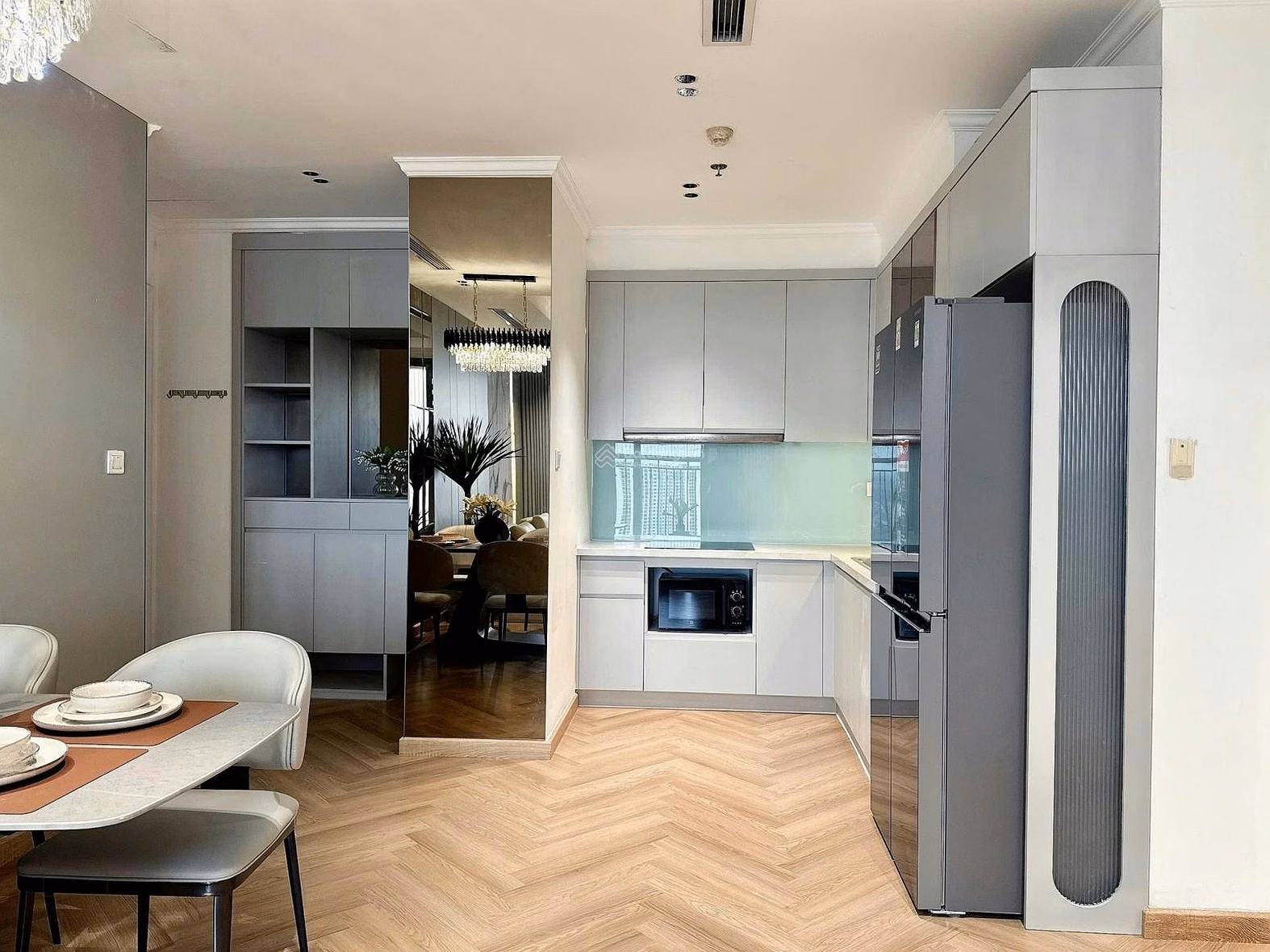 Owner for rent at Vinhomes Nguyen Chi Thanh apartment complex, 86m2, 20th floor, facing Southeast, beautiful countryside