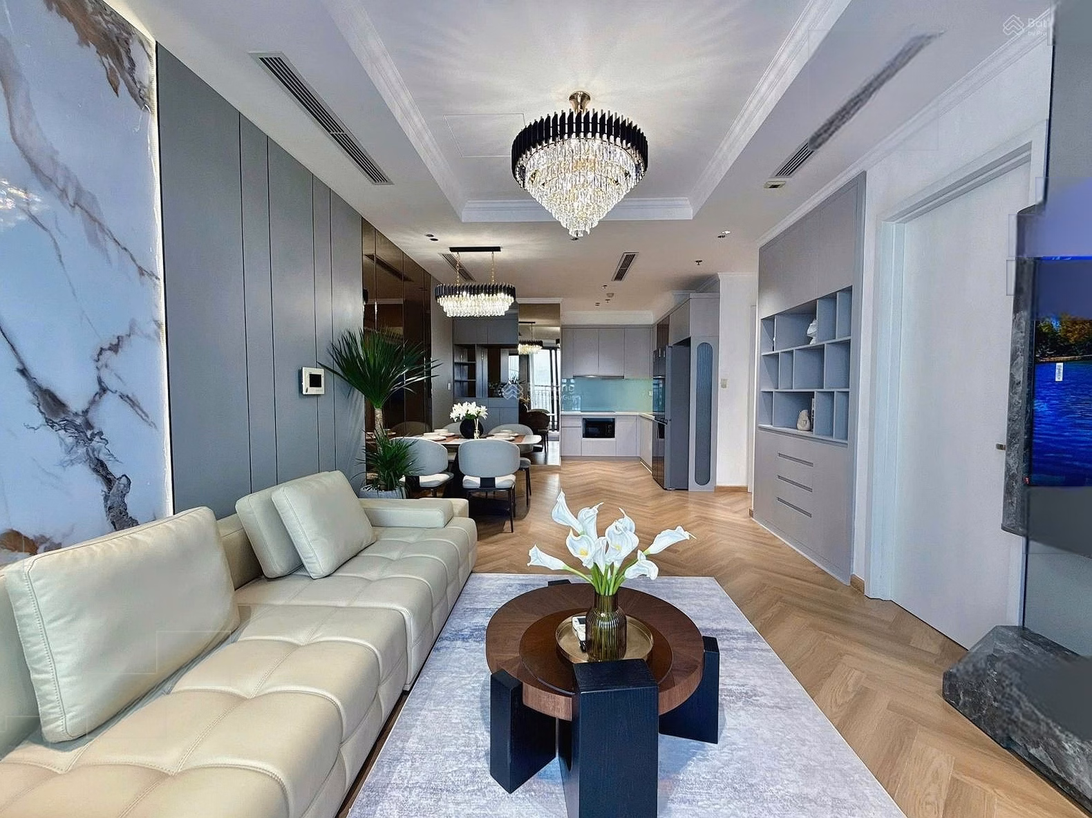 Owner for rent at Vinhomes Nguyen Chi Thanh apartment complex, 86m2, 20th floor, facing Southeast, beautiful countryside