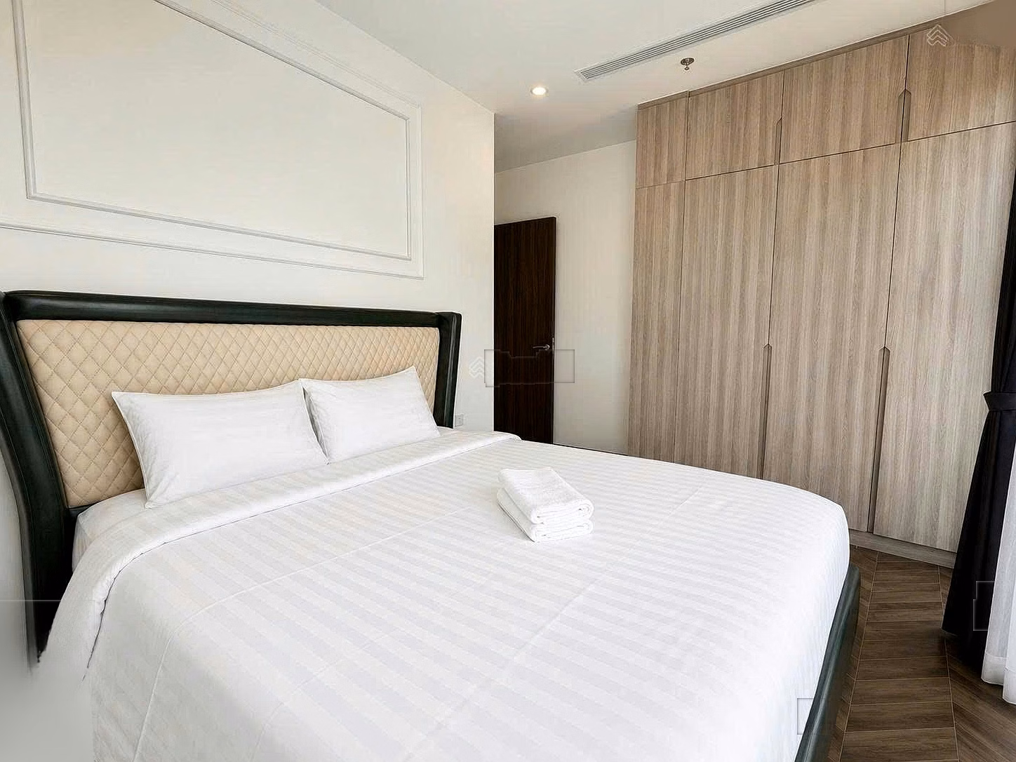 Apartment for rent with 3 bedrooms, 2 bathrooms, 90m2 at Vinhomes Grand Park, 35 million VND, beautiful, many amenities