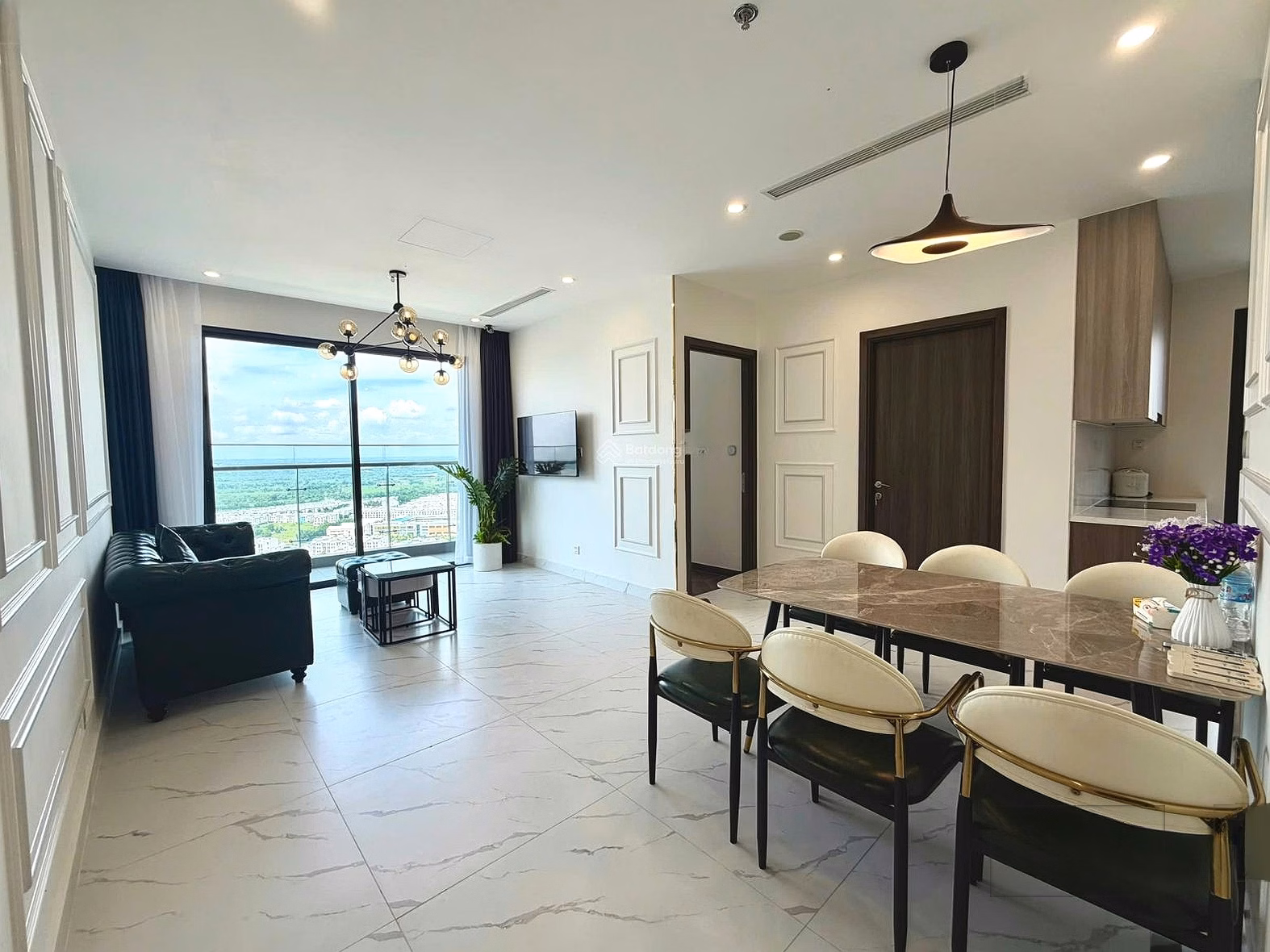 Apartment for rent with 3 bedrooms, 2 bathrooms, 90m2 at Vinhomes Grand Park, 35 million VND, beautiful, many amenities