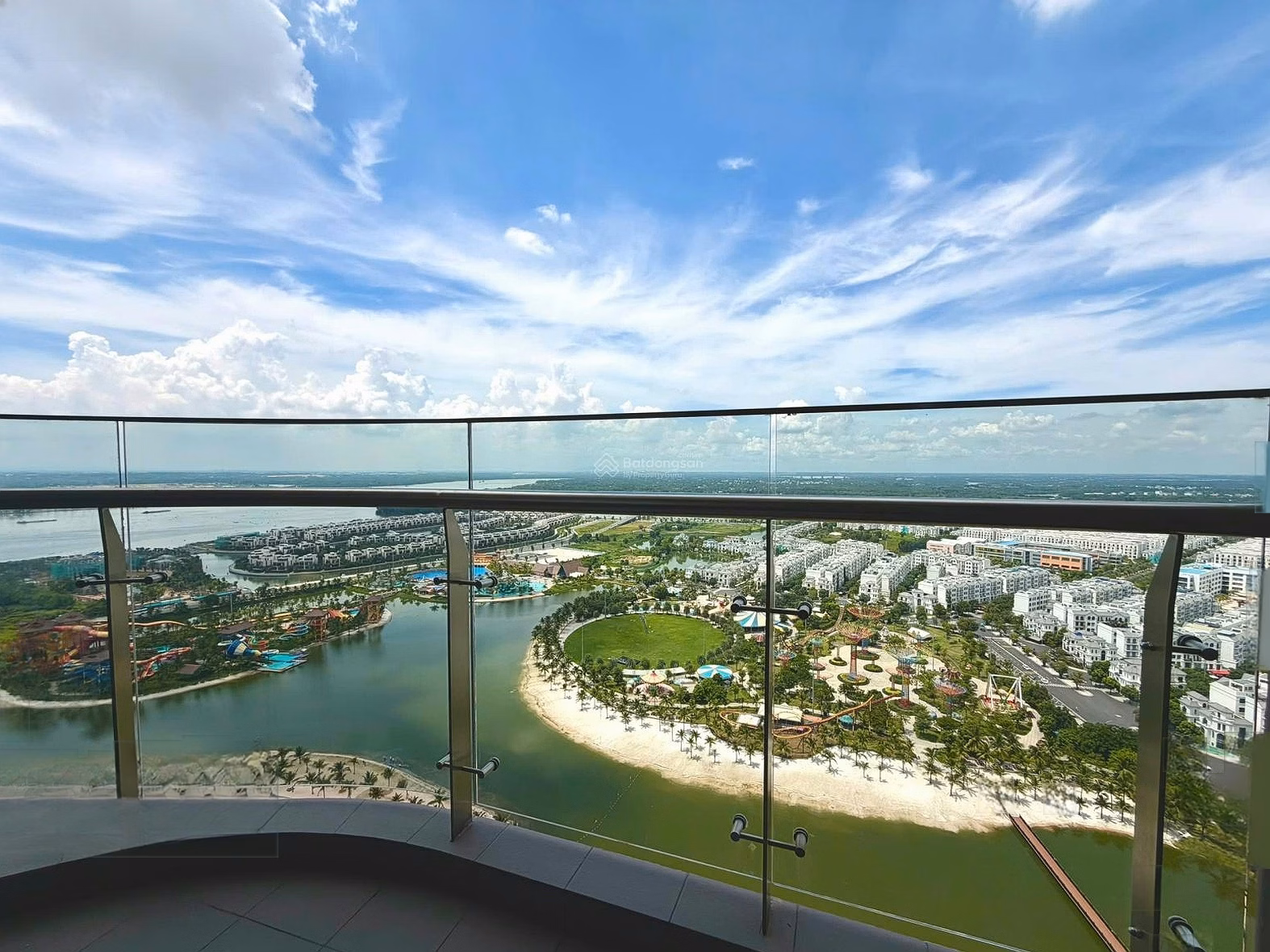 Apartment for rent with 3 bedrooms, 2 bathrooms, 90m2 at Vinhomes Grand Park, 35 million VND, beautiful, many amenities