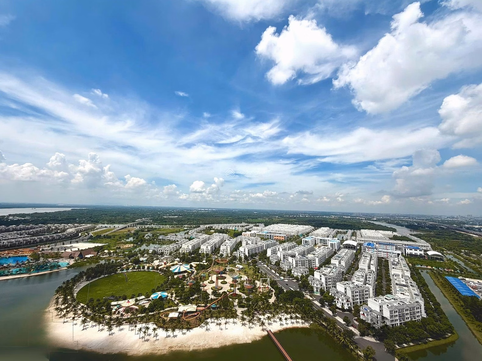 Apartment for rent with 3 bedrooms, 2 bathrooms, 90m2 at Vinhomes Grand Park, 35 million VND, beautiful, many amenities