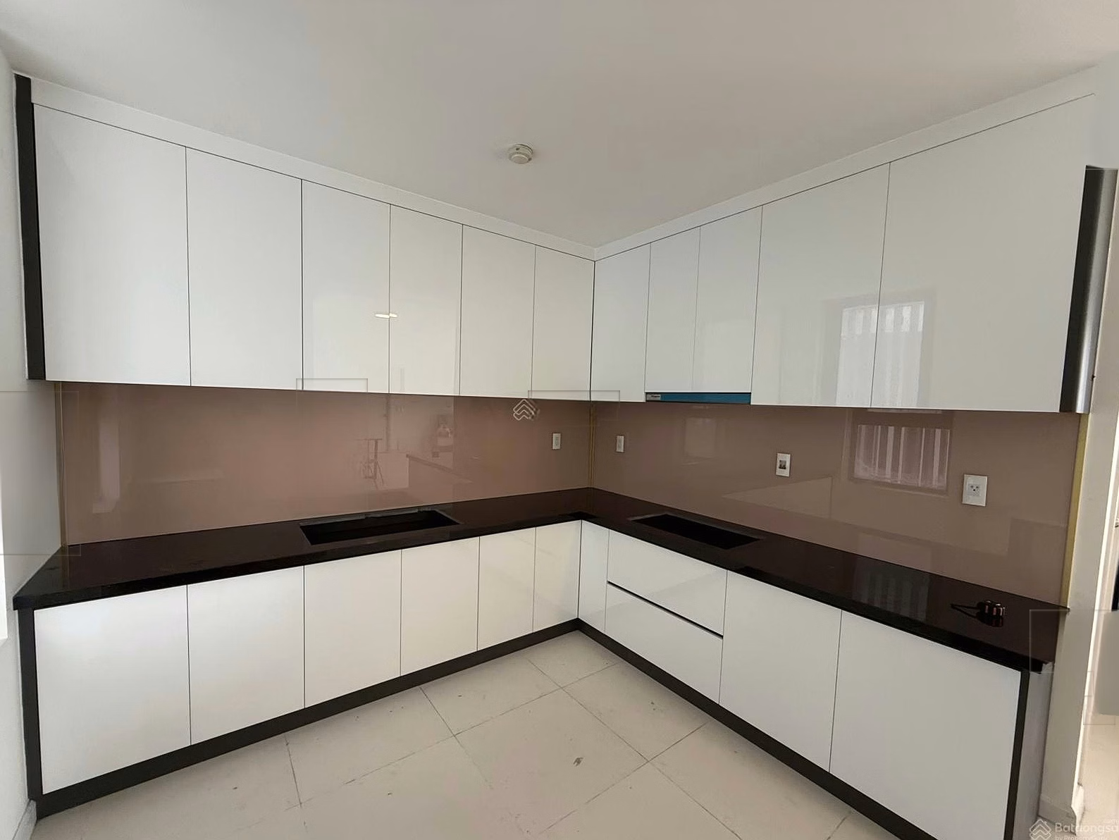 Corner apartment with 3 bedrooms, 3 open sides on the 9th floor, lake view, Q1 view, fully furnished (owner)