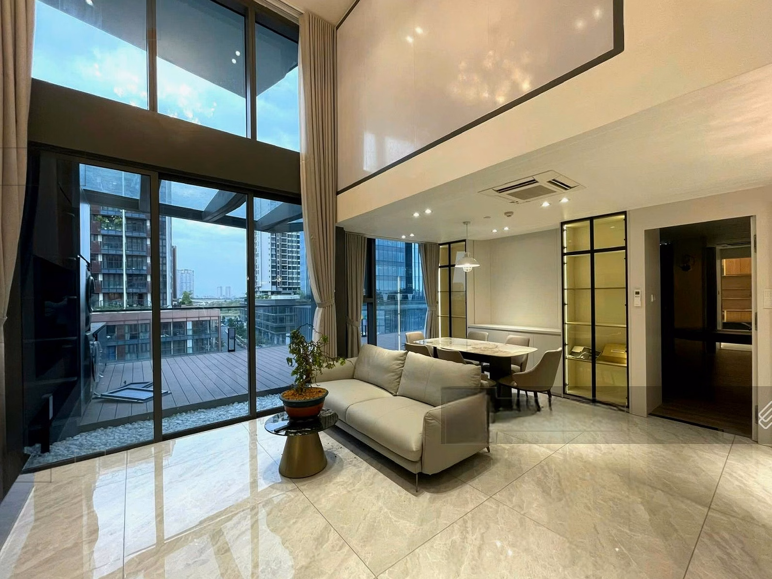 Duplex 3 bedrooms for rent at The Opera Residence, 115 million/month