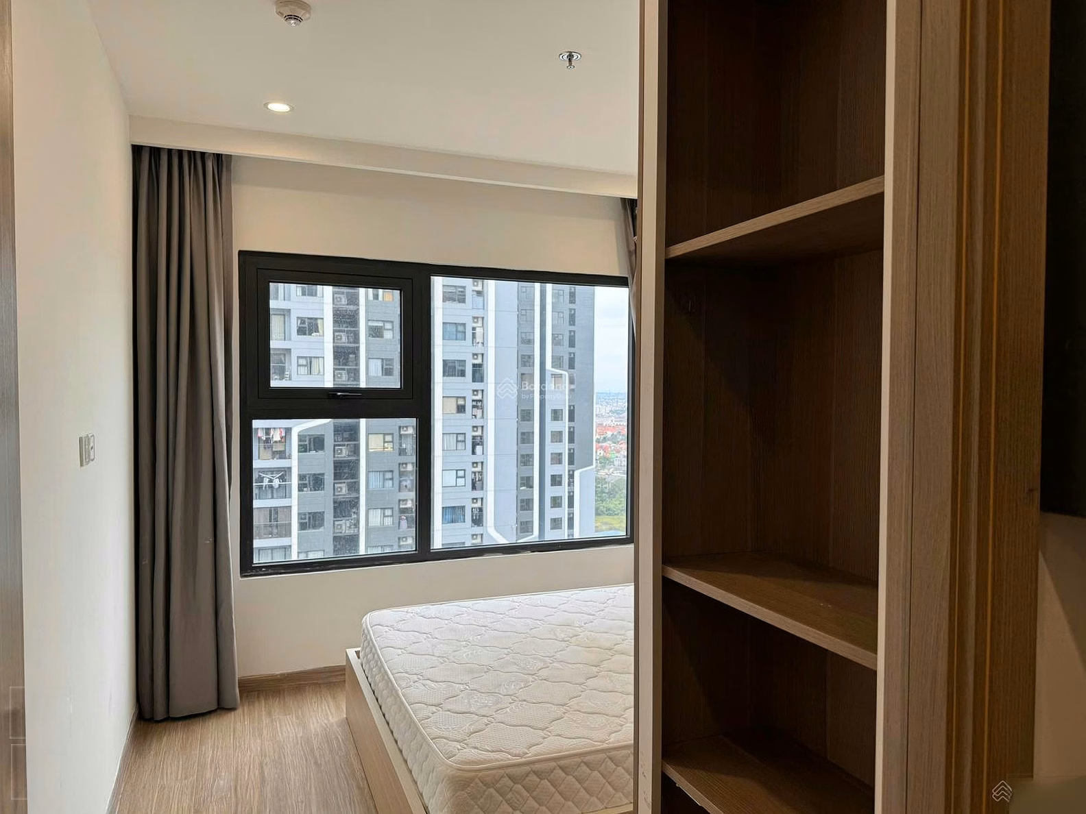 My owner needs to sell a 2-bedroom apartment of 55m for 3.4 billion and a 2-bedroom + corner apartment of 63m - 4 billion in Vinhomes Smart City urban area