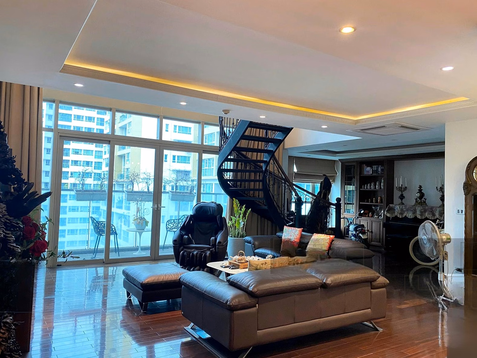 Extremely rare 266m2 Duplex for rent at Mandarin, 4 bedrooms, 3 bathrooms, full of high-end wooden furniture***