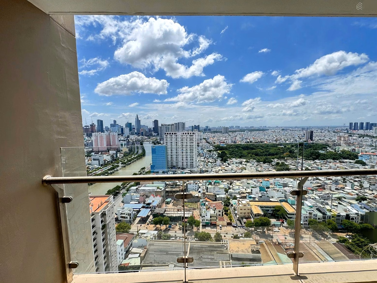 Apartment for rent urgently 2 bedrooms, 2 bathrooms, 90m2 at 346 The Gold View, 17 million, City. Ho Chi Minh
