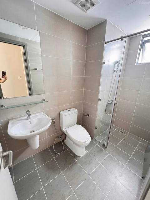 Apartment for rent urgently 2 bedrooms, 2 bathrooms, 90m2 at 346 The Gold View, 17 million, City. Ho Chi Minh