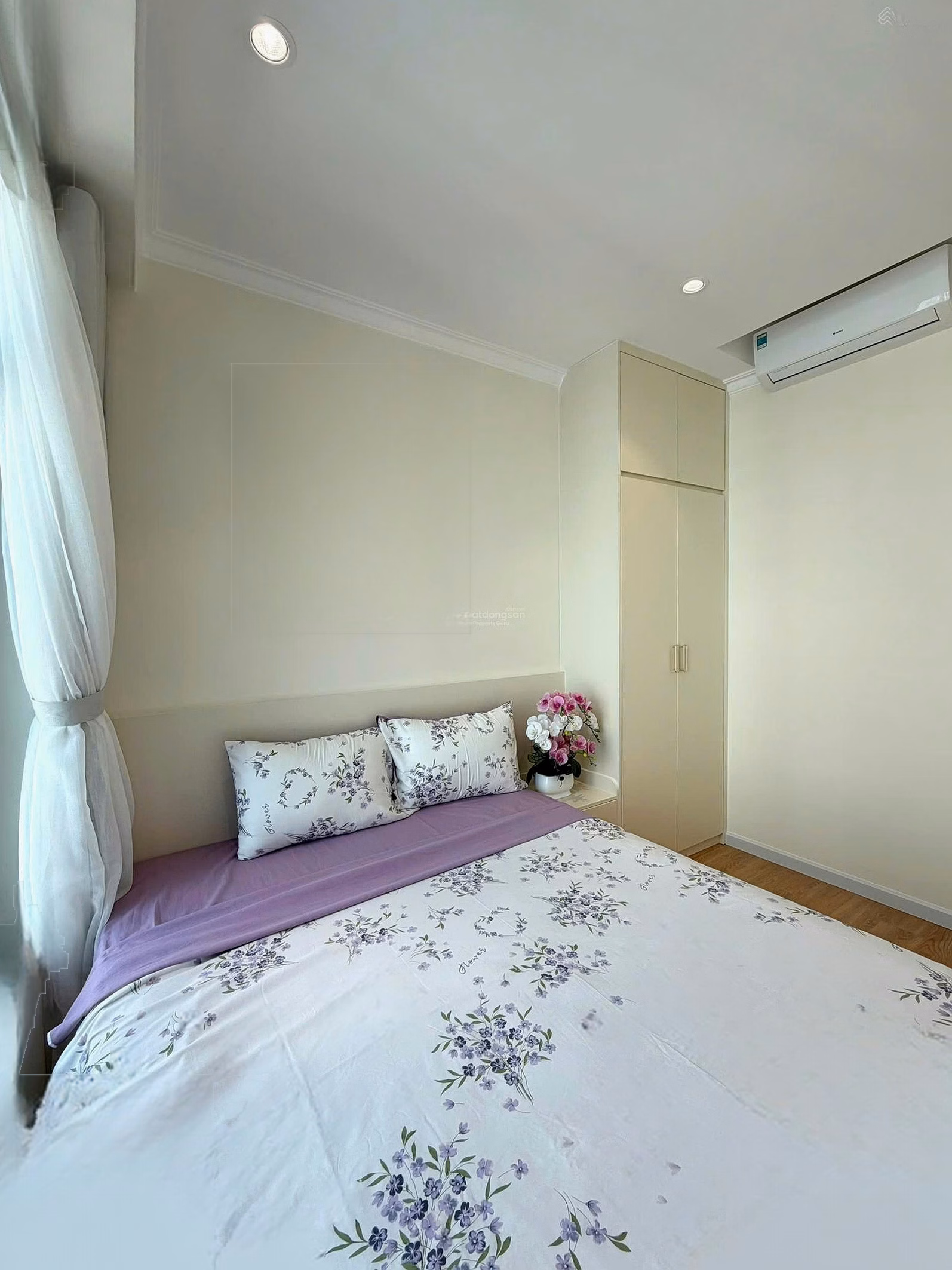 Diagonal view of Hon Chong beach, Muong Thanh Vien Trieu _ Building OC2A (29th floor). Price: 2,950 billion